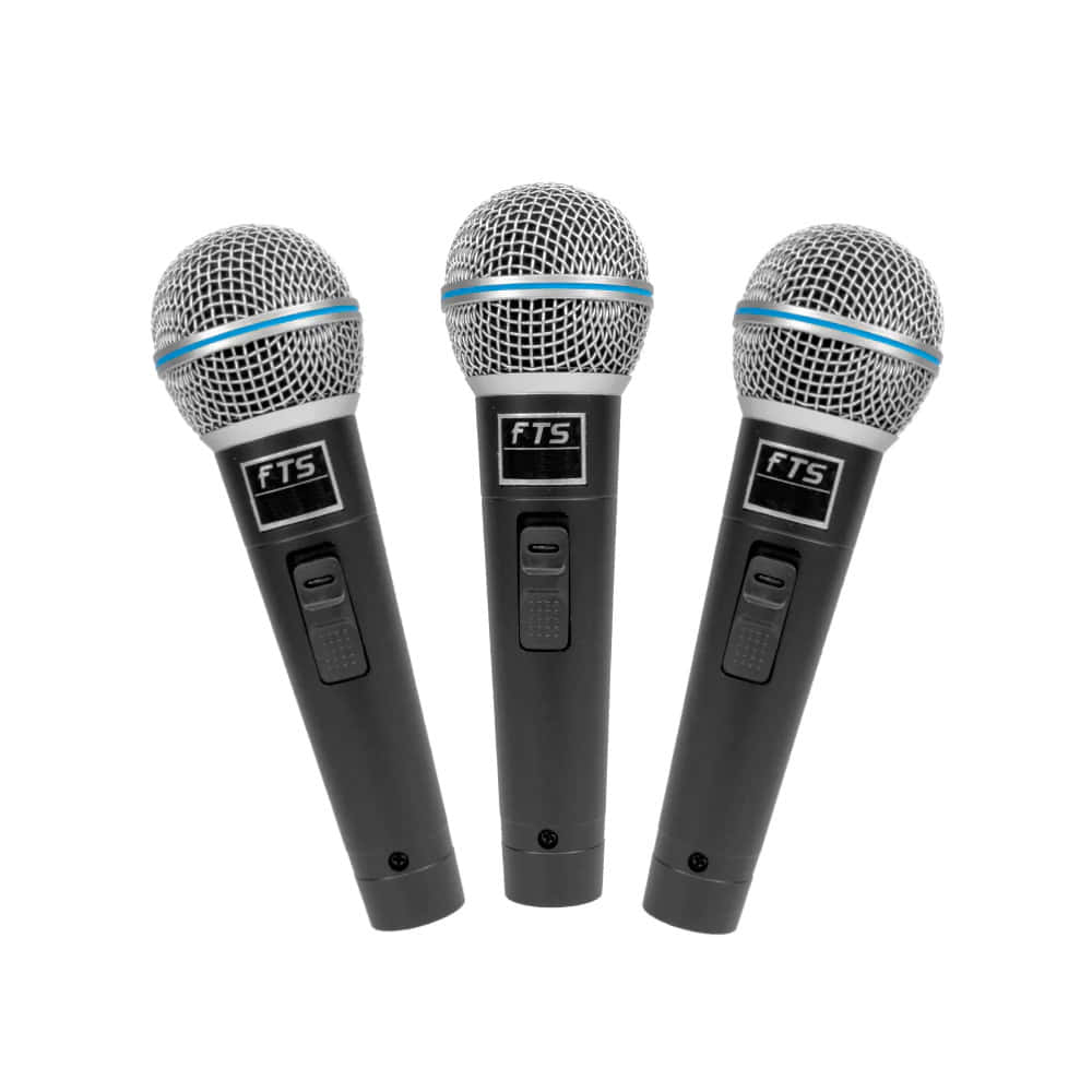 Microphones 桌布 壁紙 — 三個相同的黑色FTS麥克風，帶有銀色網頭和藍色點綴，直立於潔白背景前。