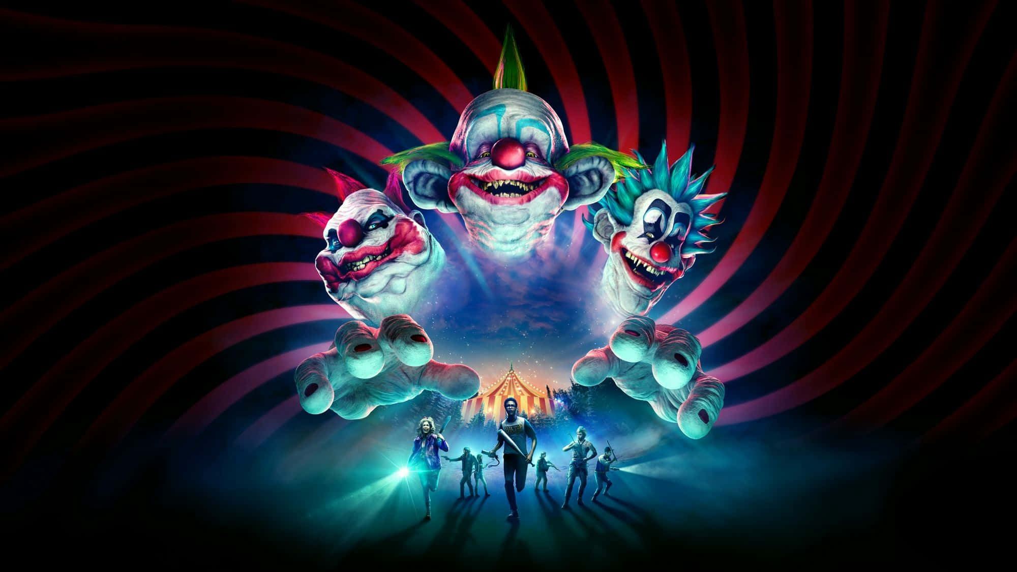 killer klowns from outer space 桌布 壁紙 — 三個眼睛發光、伸出雙手的怪物小丑，籠罩著一群驚恐地逃向馬戲團帳篷的人們。