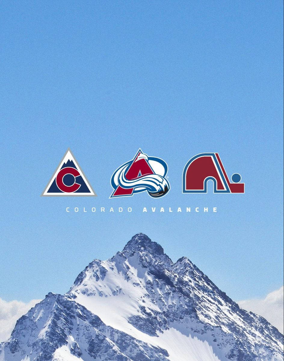 Avalanche 桌布 壁紙 — 三個科羅拉多雪崩隊標誌漂浮在白雪覆蓋的山峰之上，背景是清澈的藍天。