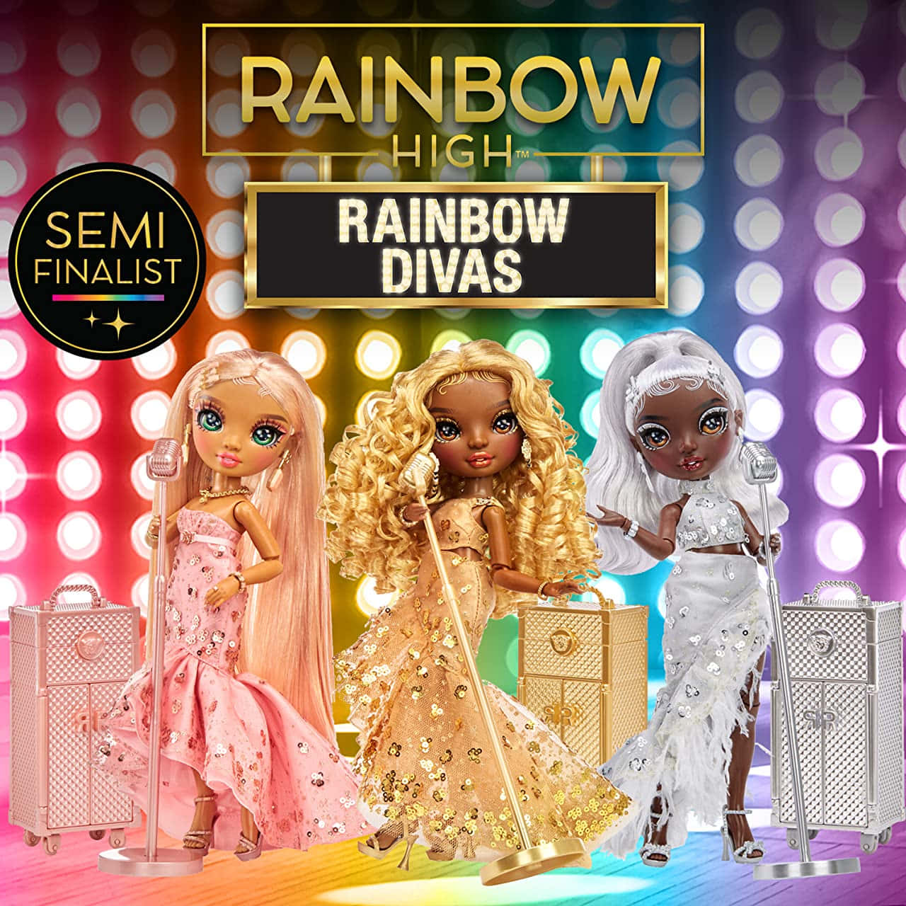 Rainbow High 桌布 壁紙 — 三個穿著亮片禮服的華麗Rainbow High公仔，在彩色聚光燈下，站在彩虹舞台上，手持麥克風和行李。