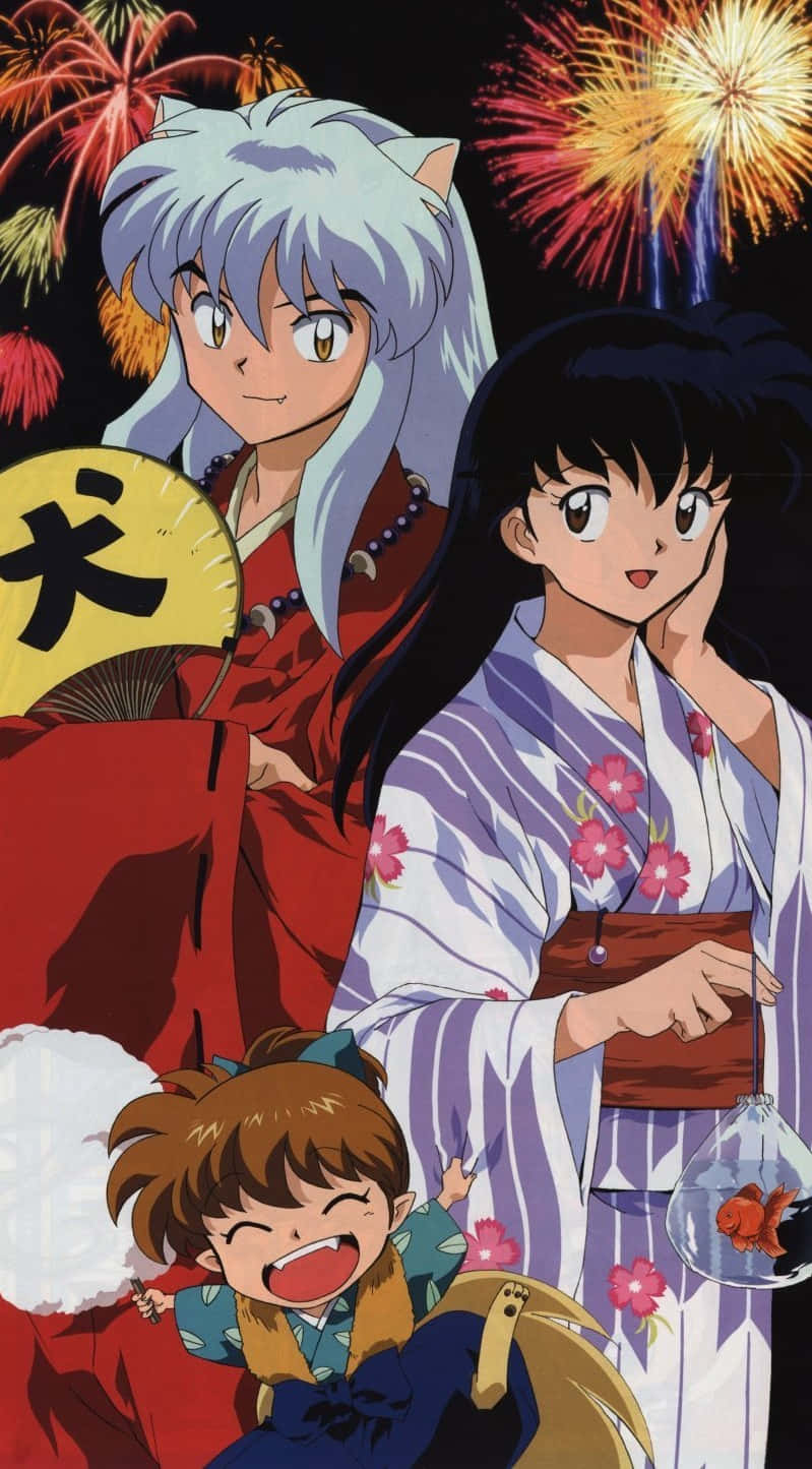 Inuyasha And Shippo 桌布 壁紙 — 三個穿著傳統日本服飾的動漫角色在夜間燦爛的煙火下慶祝。