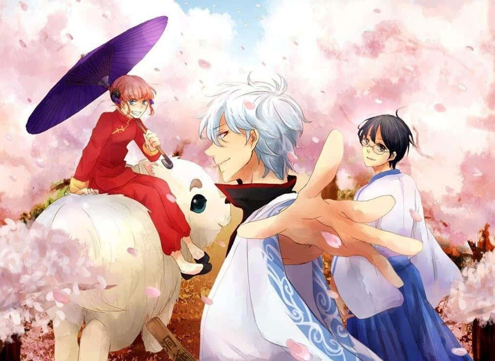 銀魂 桌布 壁紙 — 三個穿著傳統服飾的動漫角色與一隻白色生物和飄落的粉紅色花瓣一起享受櫻花季節。