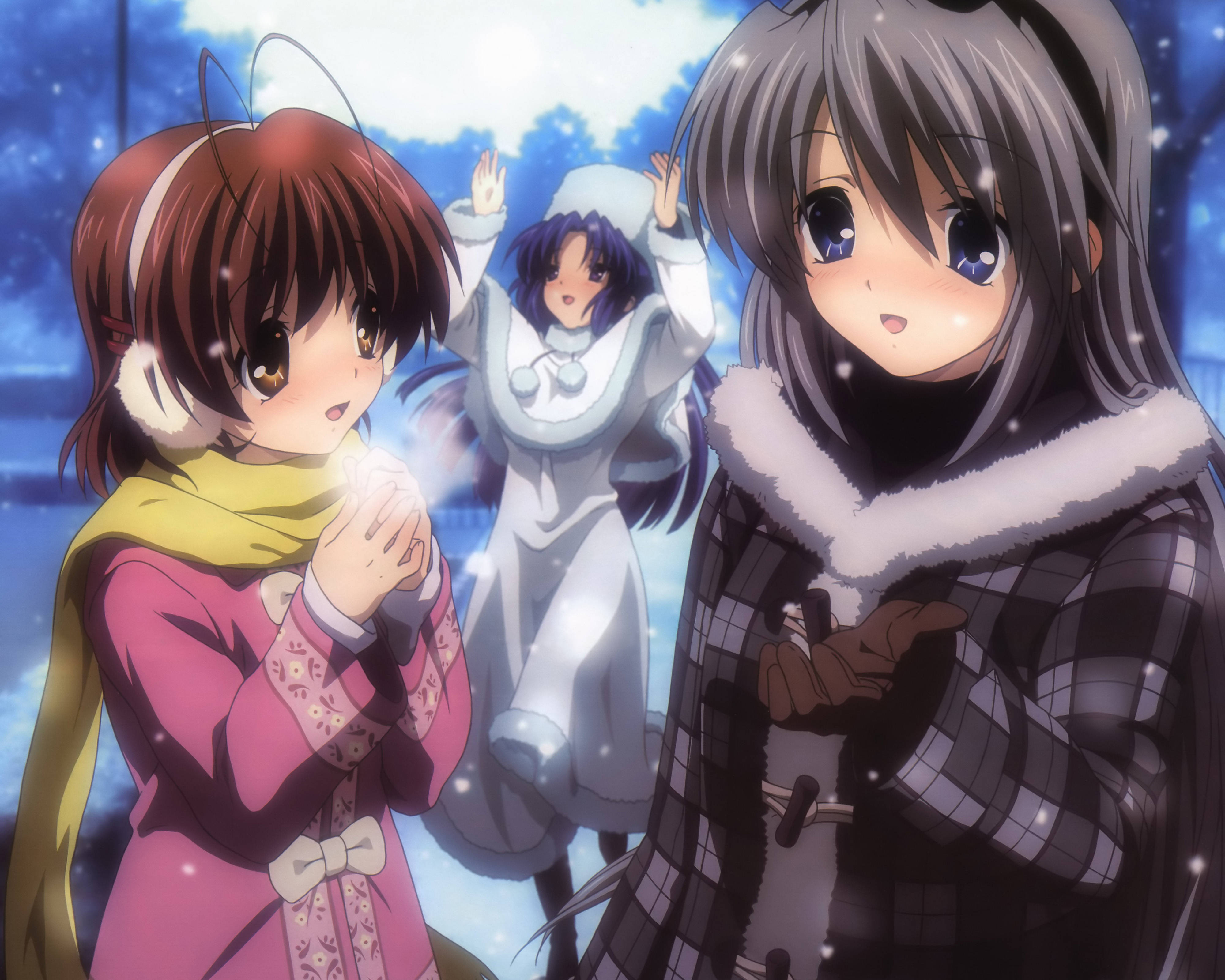 Clannad 桌布 壁紙 — 三個穿著冬季外套的動漫女孩站在飄落的雪中，背景是明亮的藍天和柔和發光的粒子。