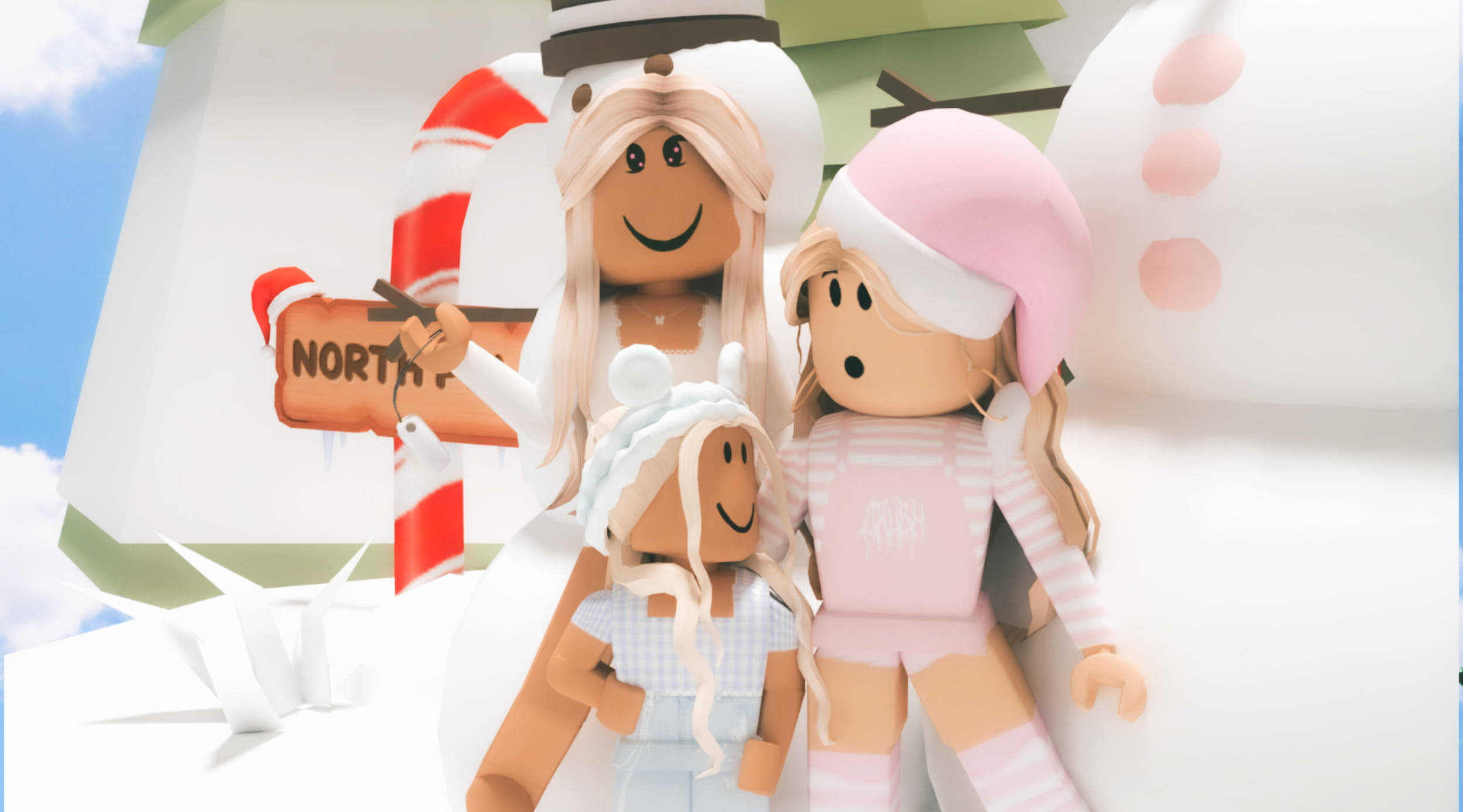 Roblox 桌布 壁紙 — 三個穿著冬季裝備的Roblox角色站在一個巨大的雪人和一個指向北方的拐杖糖標誌旁邊，在明亮的藍天下。