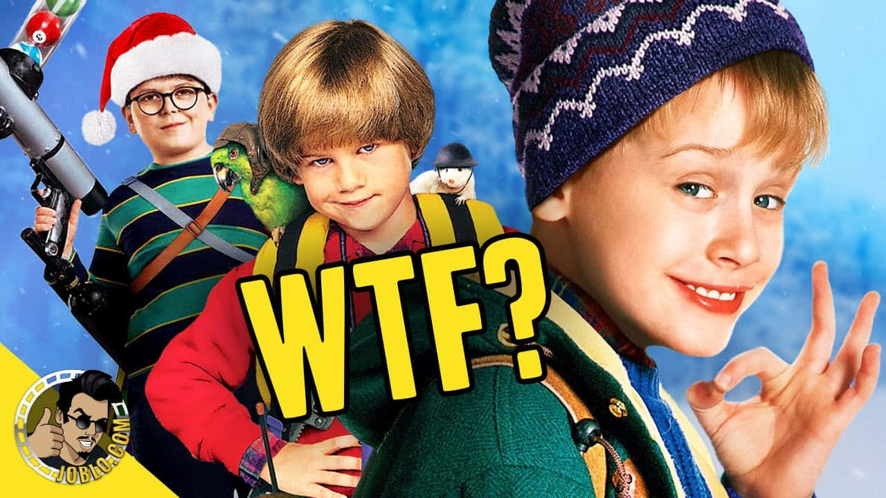 Home Alone 桌布 壁紙 — 三個穿著冬季裝備的男孩在雪景背景下愉快地擺姿勢，上面覆蓋著一個大大的黃色「WTF？」文字。