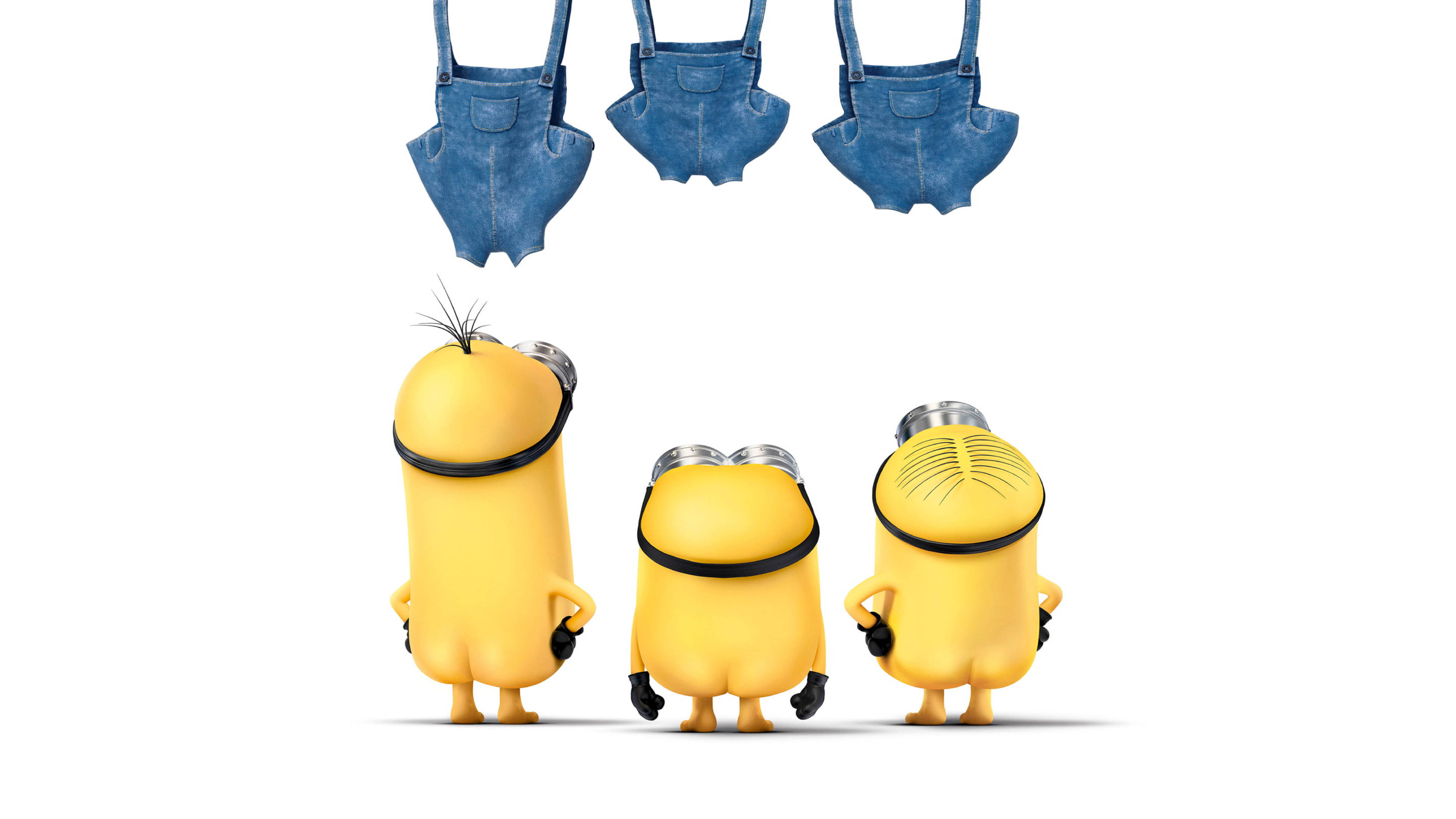 Despicable 桌布 壁紙 — 三個穿著吊帶褲的黃色Minions站在白色背景前，面對三件懸掛的牛仔吊帶褲。