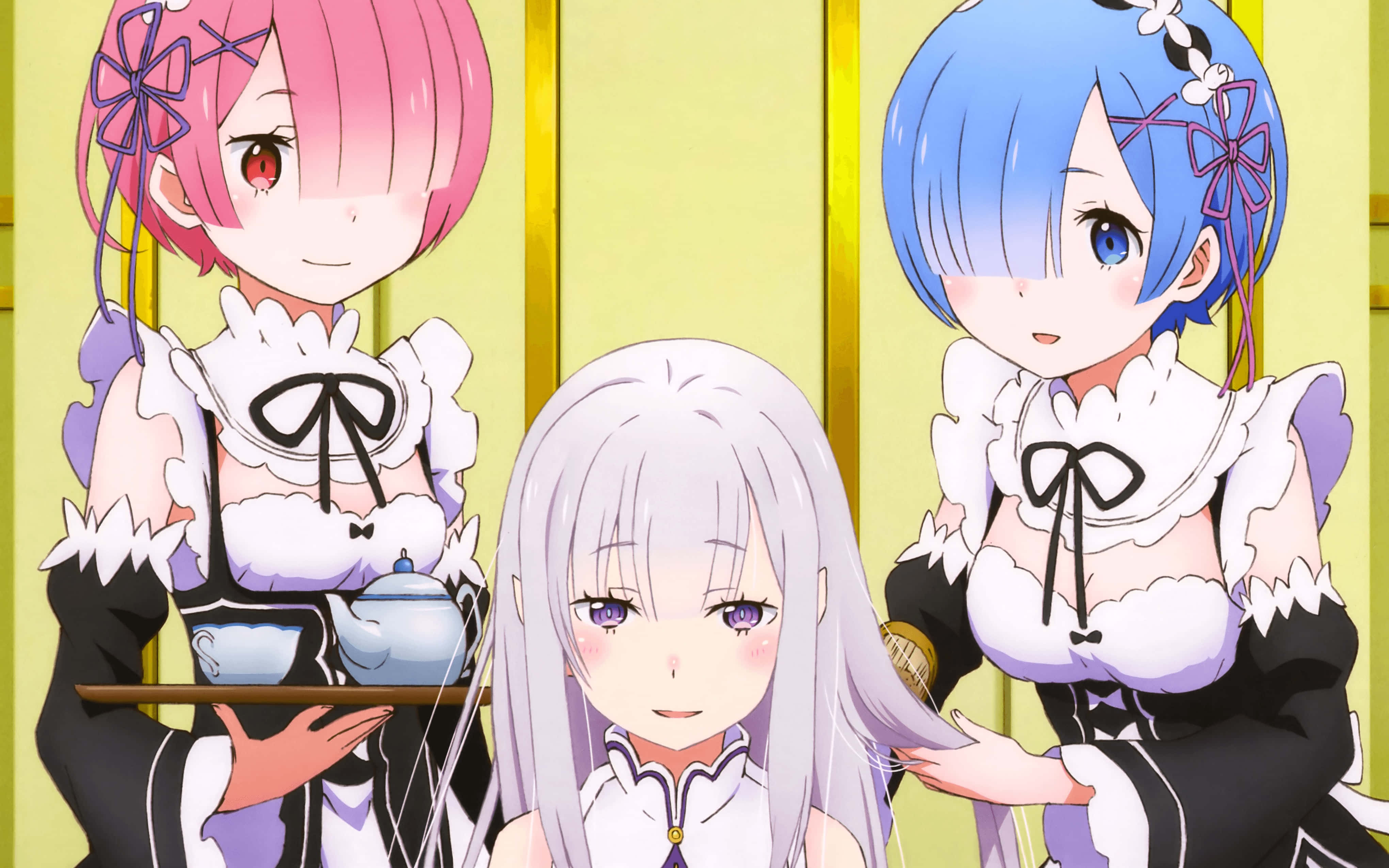 Re Zero Ram 桌布 壁紙 — 三個穿著女僕裝的動畫女孩站在一個溫暖照明的房間裡，房間有金色面板和紫色點綴。