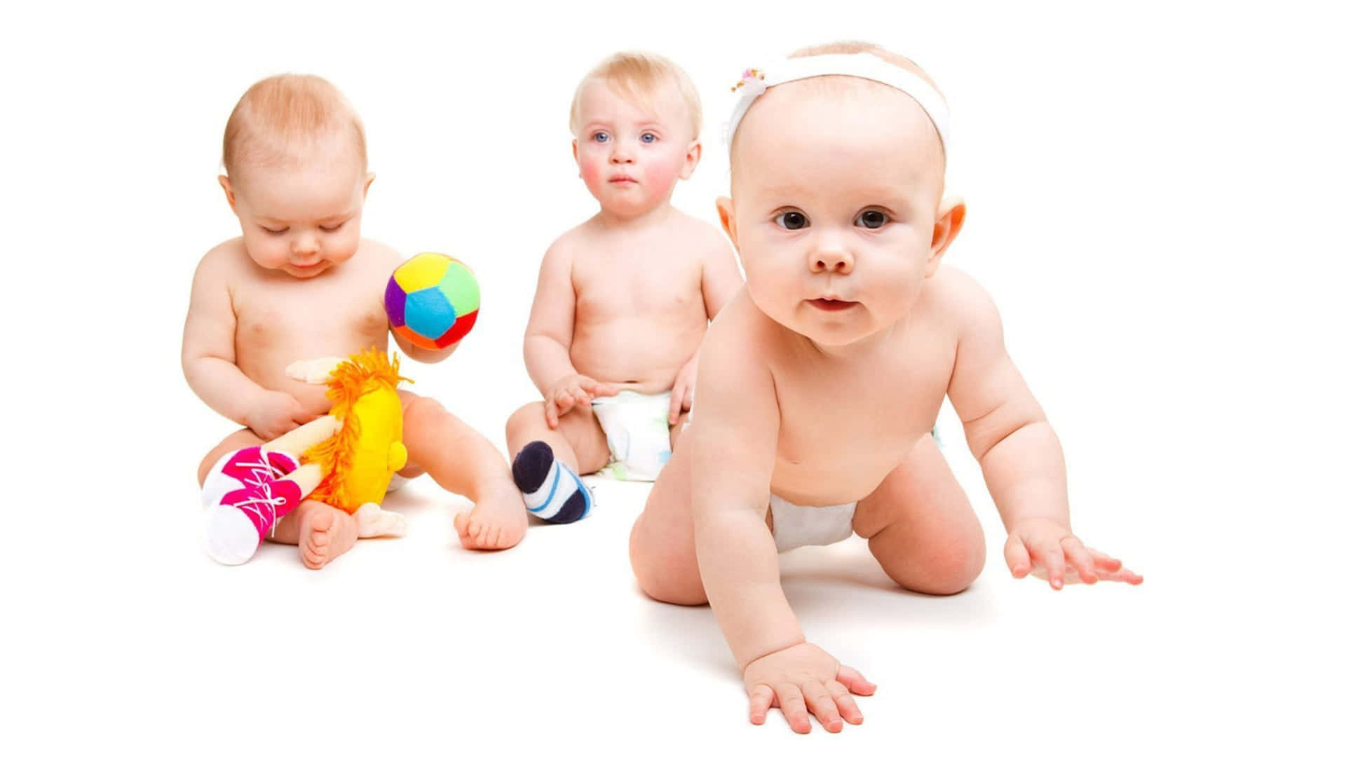Cute Babies 桌布 壁紙 — 三個穿著尿布的可愛嬰兒在純白背景前玩色彩繽紛的玩具。