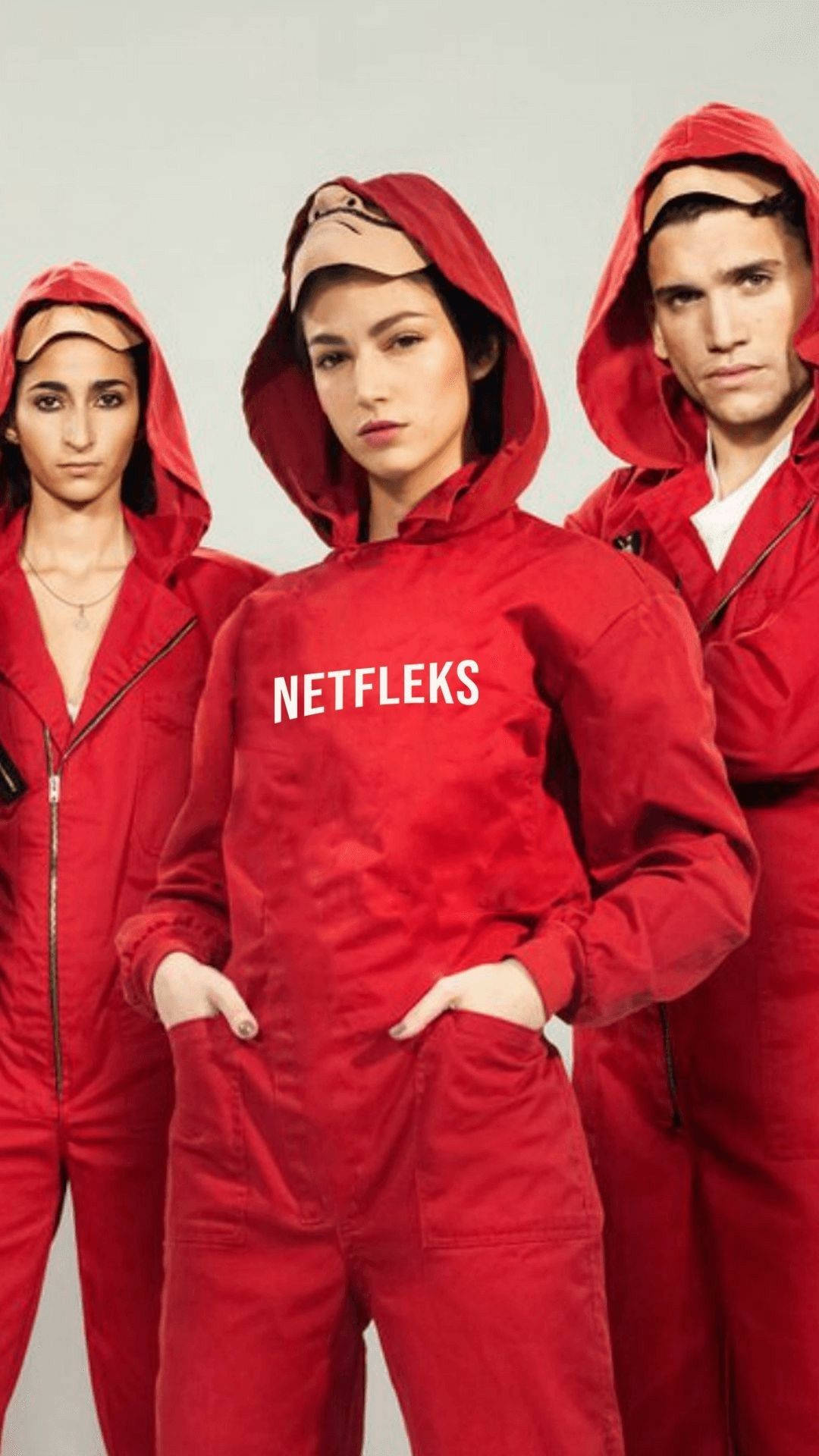 人像動態 桌布 壁紙 — 三個穿著帶有 'NETFLEKS' 文字的紅色連帽連身衣的人站在純色背景前。