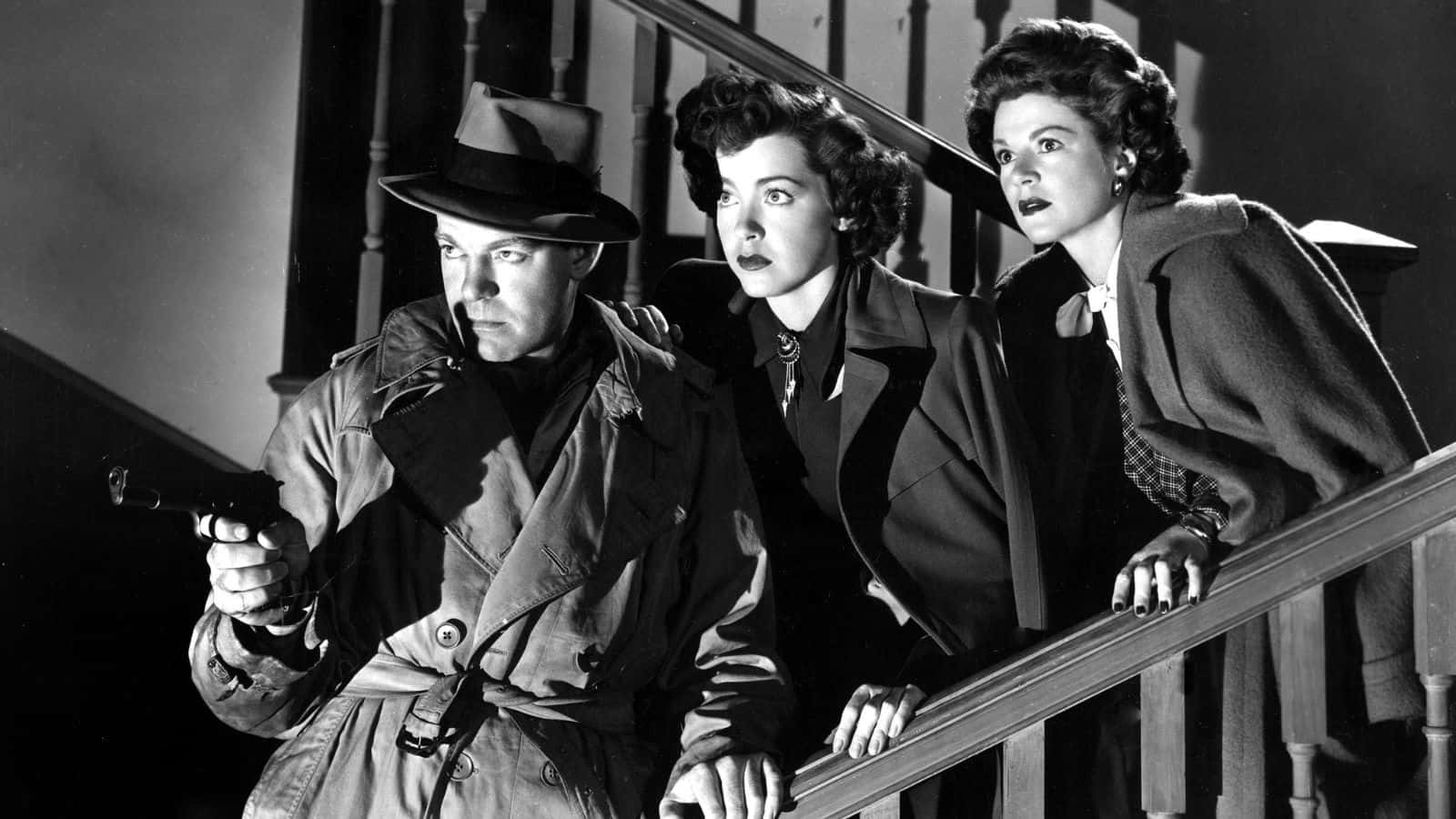 Film Noir 桌布 壁紙 — 三個穿著復古大衣和帽子、神情緊張的人物，在黑白鮮明的黑色電影場景中俯視樓梯。