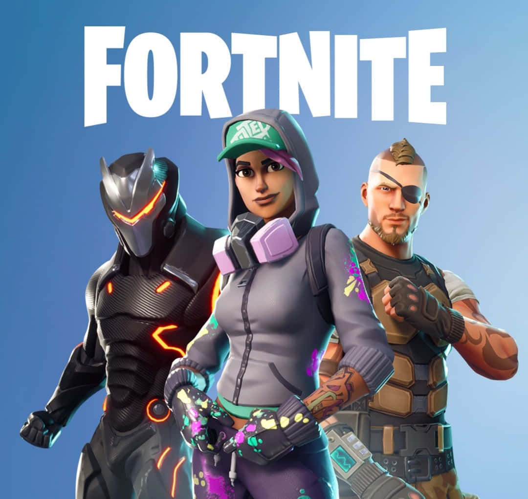 Fortnite 桌布 壁紙 — 三個穿著時尚服裝的 Fortnite 角色站在藍色背景前，上方有遊戲標題。