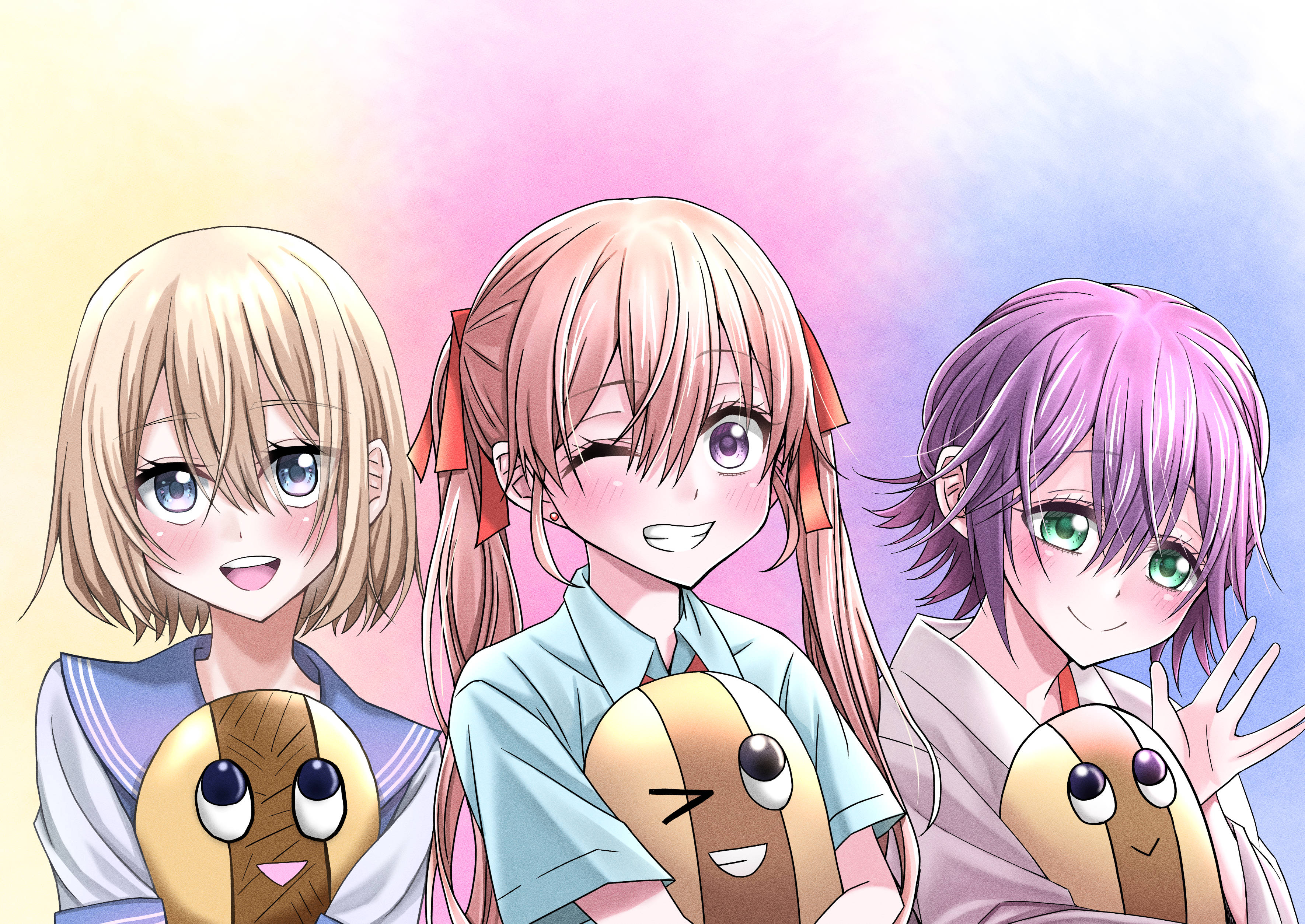 A 桌布 壁紙 — 三個穿著校服、開心的動畫女孩微笑著，手持可愛的吉祥物毛絨玩具，背景是柔和粉彩漸變的天空。