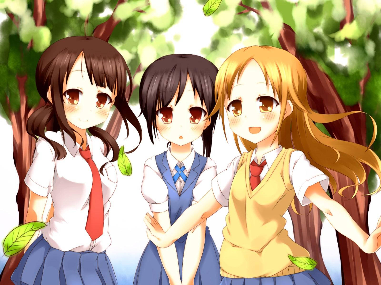 3 Best Friends 桌布 壁紙 — 三個穿著校服、開心的動畫女孩站在一棵枝葉茂密的綠樹下，柔和陽光穿透樹葉灑落。