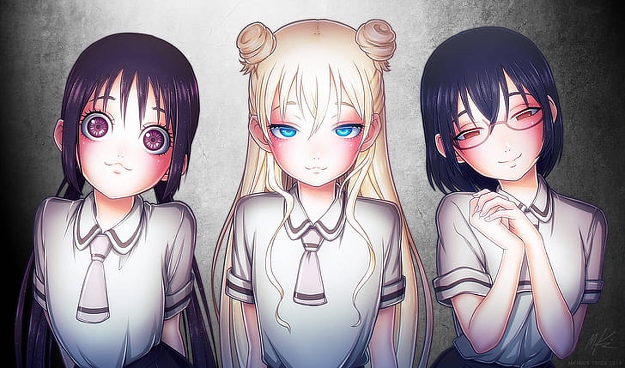 asobi asobase 桌布 壁紙 — 三個穿著校服的動漫女孩並排站在有紋理的灰色牆壁前，每個人都有獨特的眼睛顏色和表情。