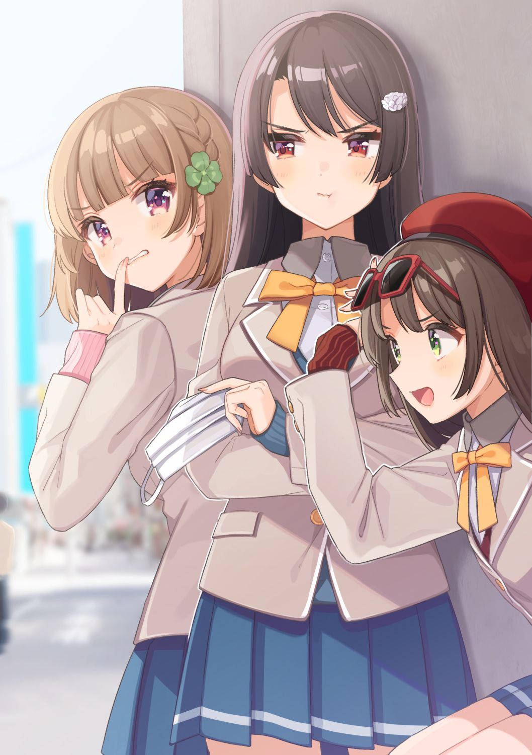 osamake 桌布 壁紙 — 三個穿著校服的動漫女孩在有明亮窗戶的牆前擺出俏皮姿勢。