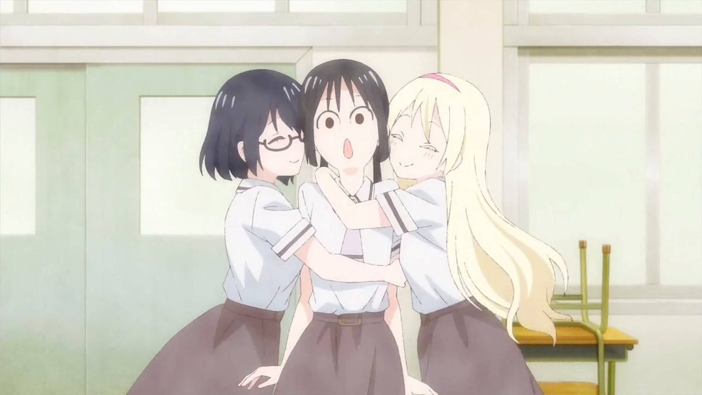 asobi asobase 桌布 壁紙 — 三個穿著校服的動漫女孩在有窗戶和書桌的明亮教室裡溫暖地擁抱。