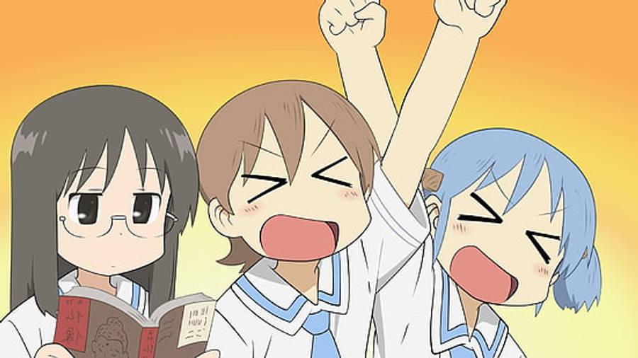 Nichijou 桌布 壁紙 — 三個穿著校服的動漫女孩在溫暖的橙色漸變背景前興奮地歡呼。