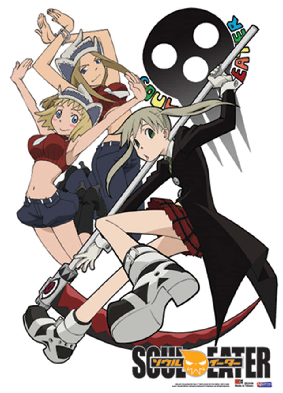 Soul Eater 桌布 壁紙 — 三個穿著校服的動漫女孩在白色背景前動態擺姿勢，手持大鐮刀和骷髏標誌。