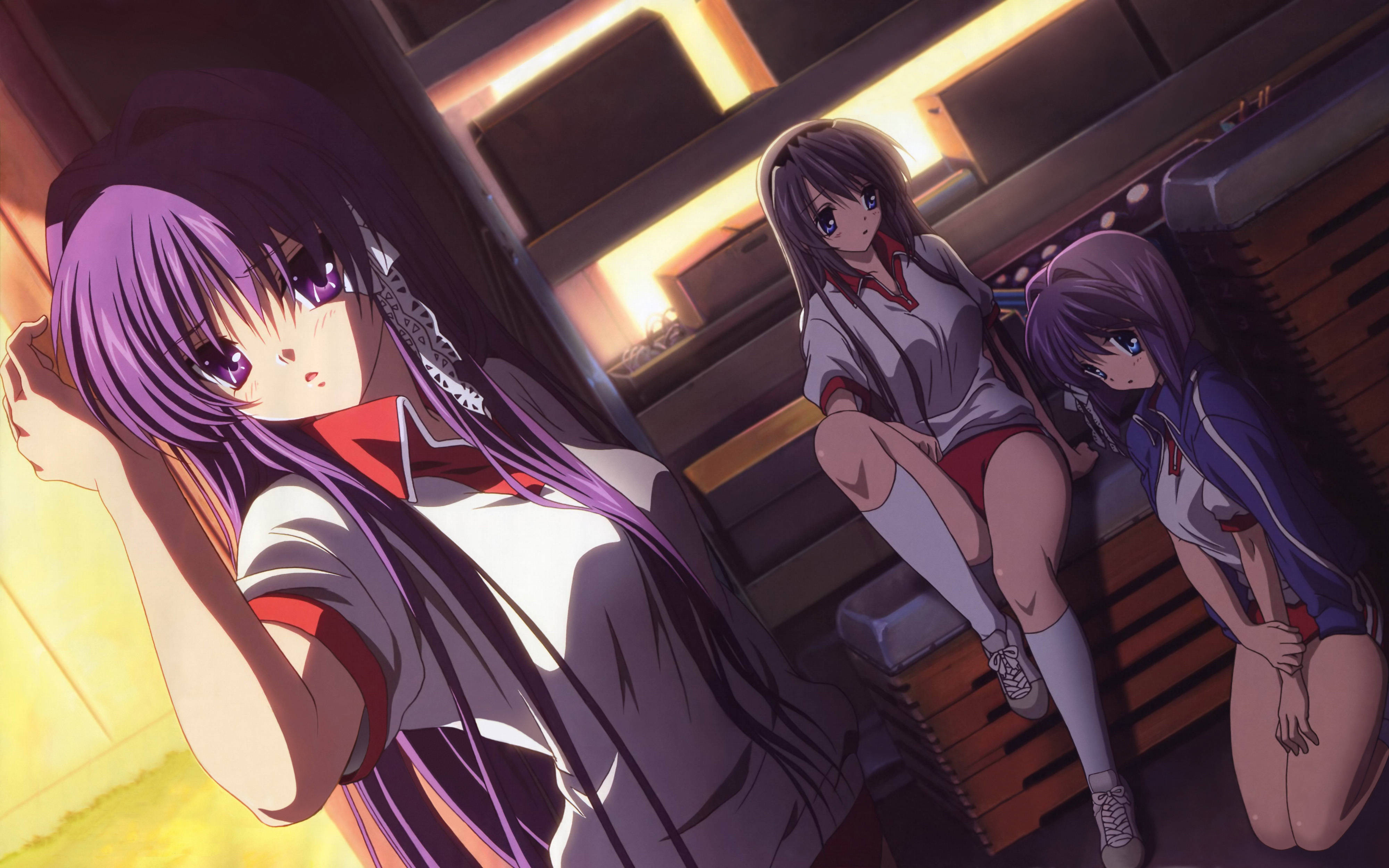 Clannad 桌布 壁紙 — 三個穿著校服的動漫女孩坐在木樓梯上，被背後溫暖的金色光芒包圍。