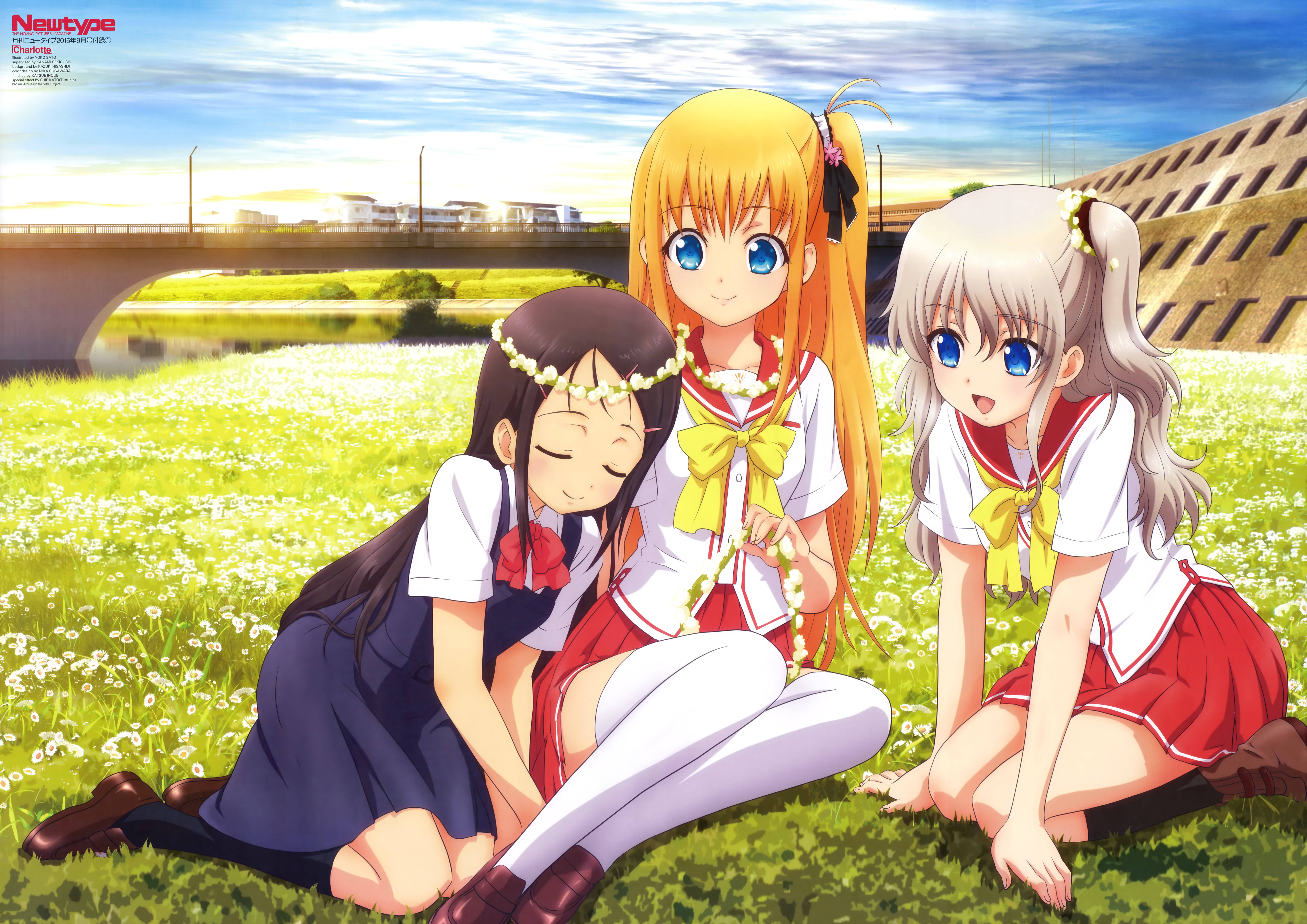 Anime Pc 桌布 壁紙 — 三個穿著校服的動畫女孩一起坐在陽光明媚的草地上，有白色花朵，藍天下背景有一座橋。