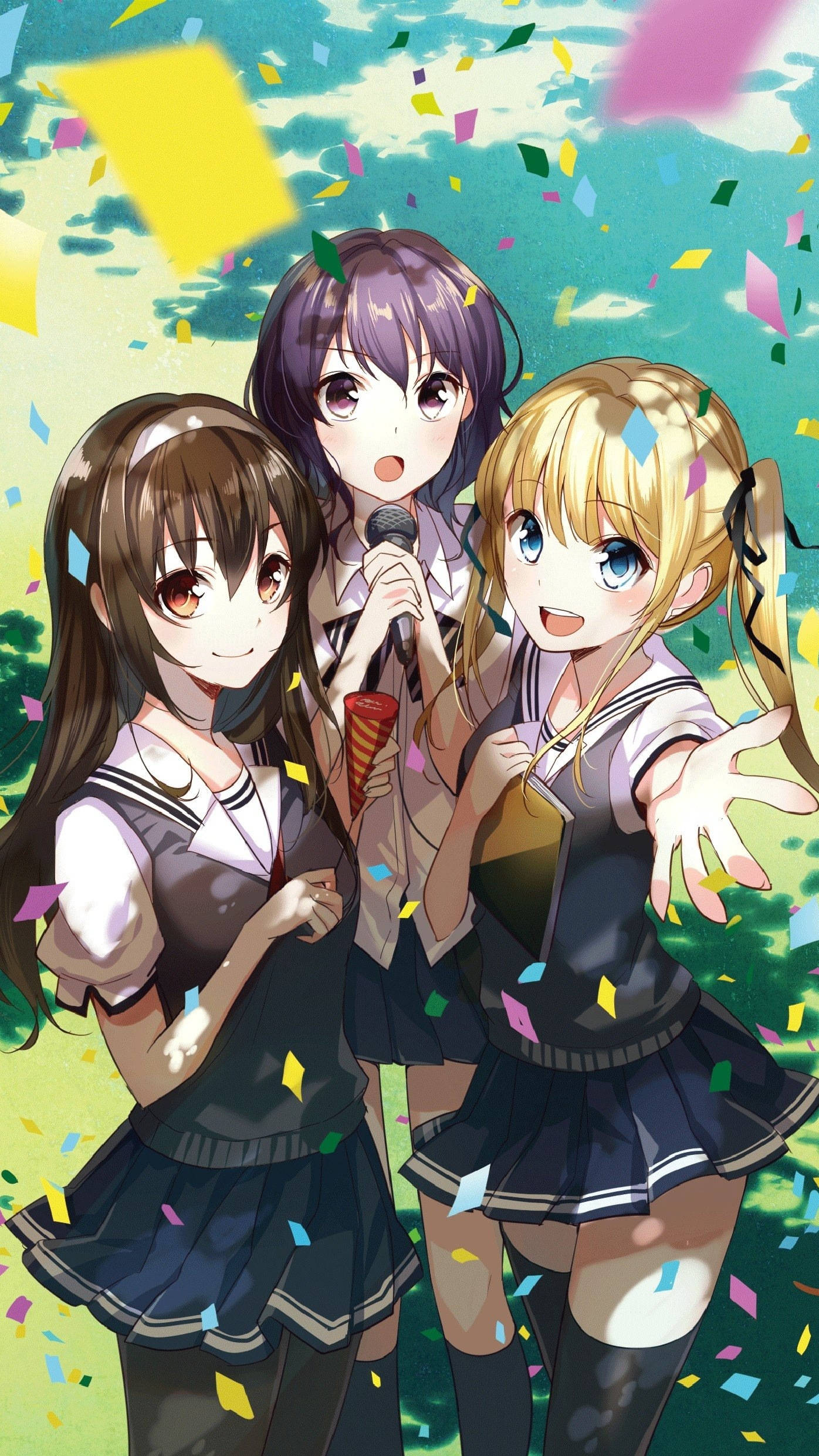 3 Best Friends 桌布 壁紙 — 三個穿著校服的開心動畫女孩在明亮的天空下用五彩紙屑慶祝。