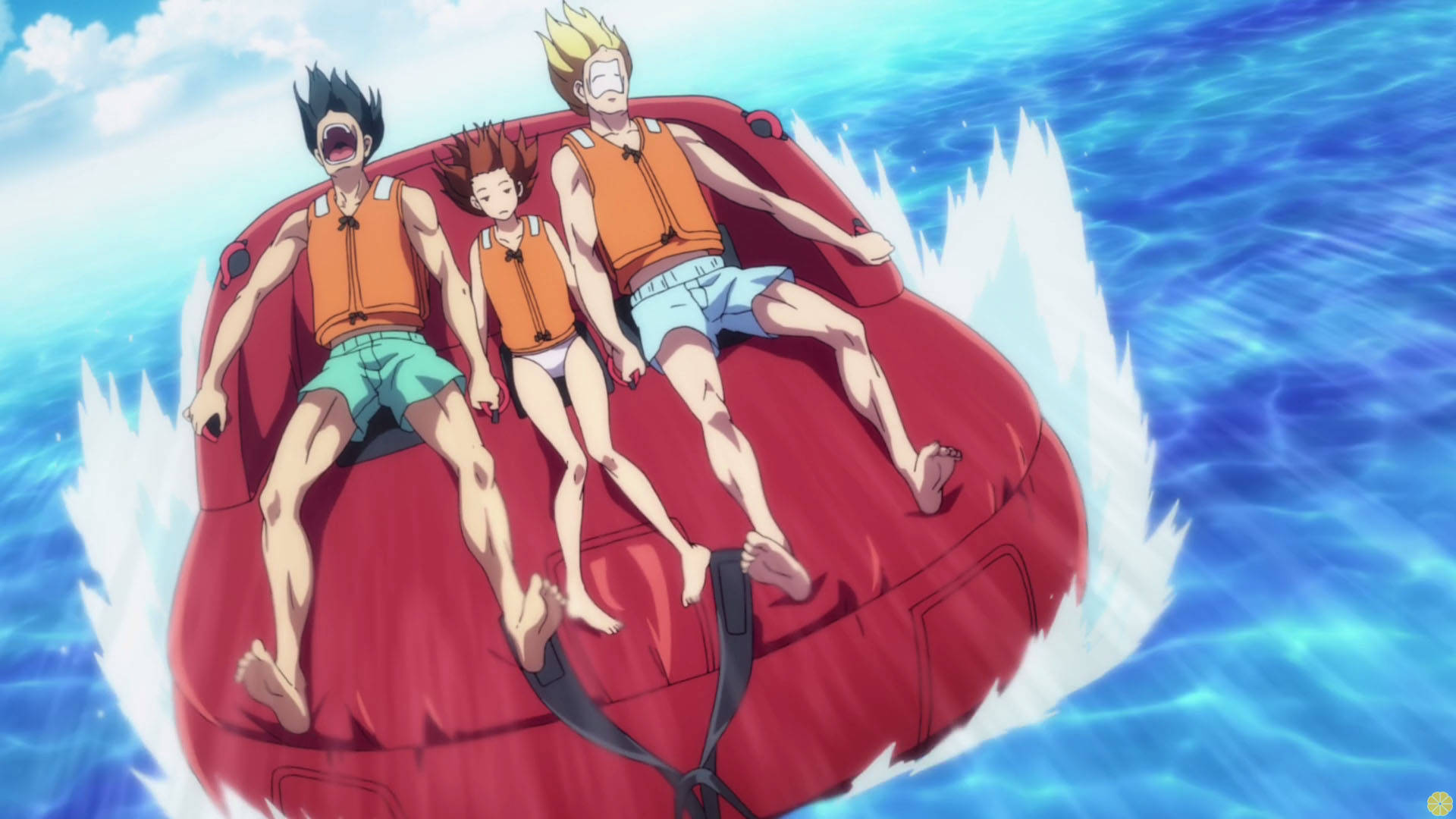 Grand Blue 桌布 壁紙 — 三個穿著橙色救生衣的動畫男孩，在陽光明媚的天空下，乘坐紅色充氣管穿過明亮的藍色海浪。