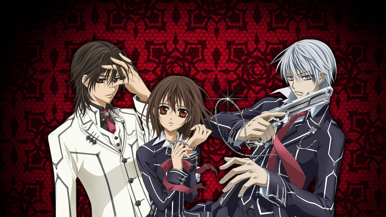 Vampire Knight 桌布 壁紙 — 三個穿著正式服裝的動漫角色站在紅色圖案背景前，其中一個拿著槍，另一個摸著頭。