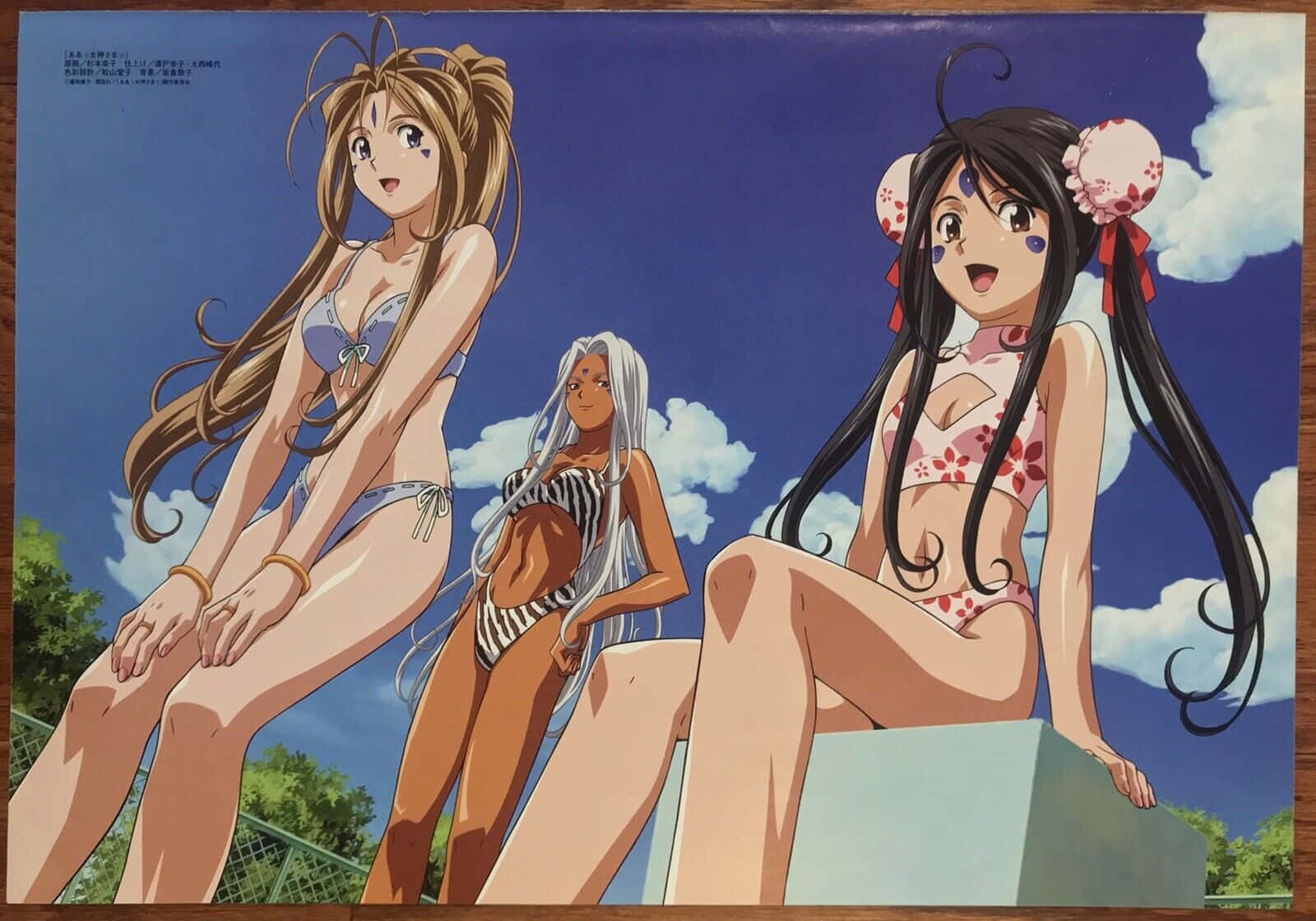 Ah My Goddess 桌布 壁紙 — 三個穿著泳裝的動漫女孩坐在窗台上，背景是明亮的藍天和蓬鬆的白雲。