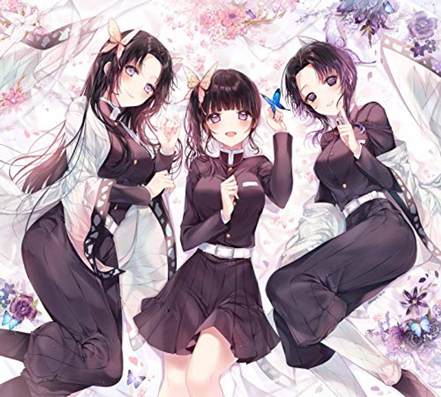 Shinobu Kocho 桌布 壁紙 — 三個穿著深色制服的動漫女孩在柔和的粉彩背景下，在漂浮的櫻花和蝴蝶之間擺姿勢。