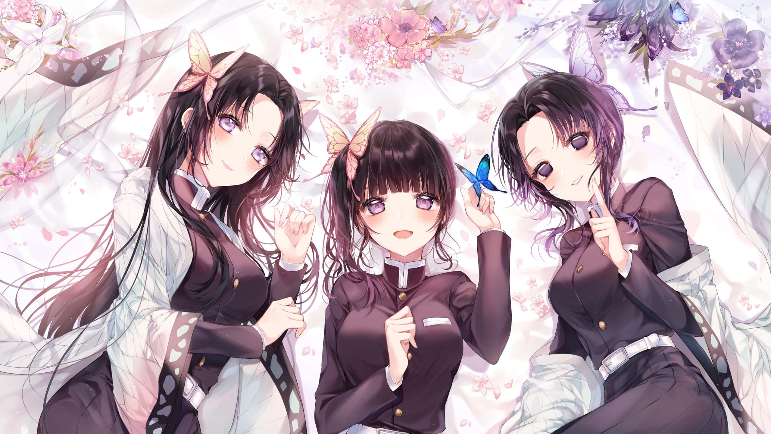Demon Slayer Kanao 桌布 壁紙 — 三個穿著深色制服的動畫女孩坐在飄落的櫻花中，蝴蝶在她們周圍飛舞。