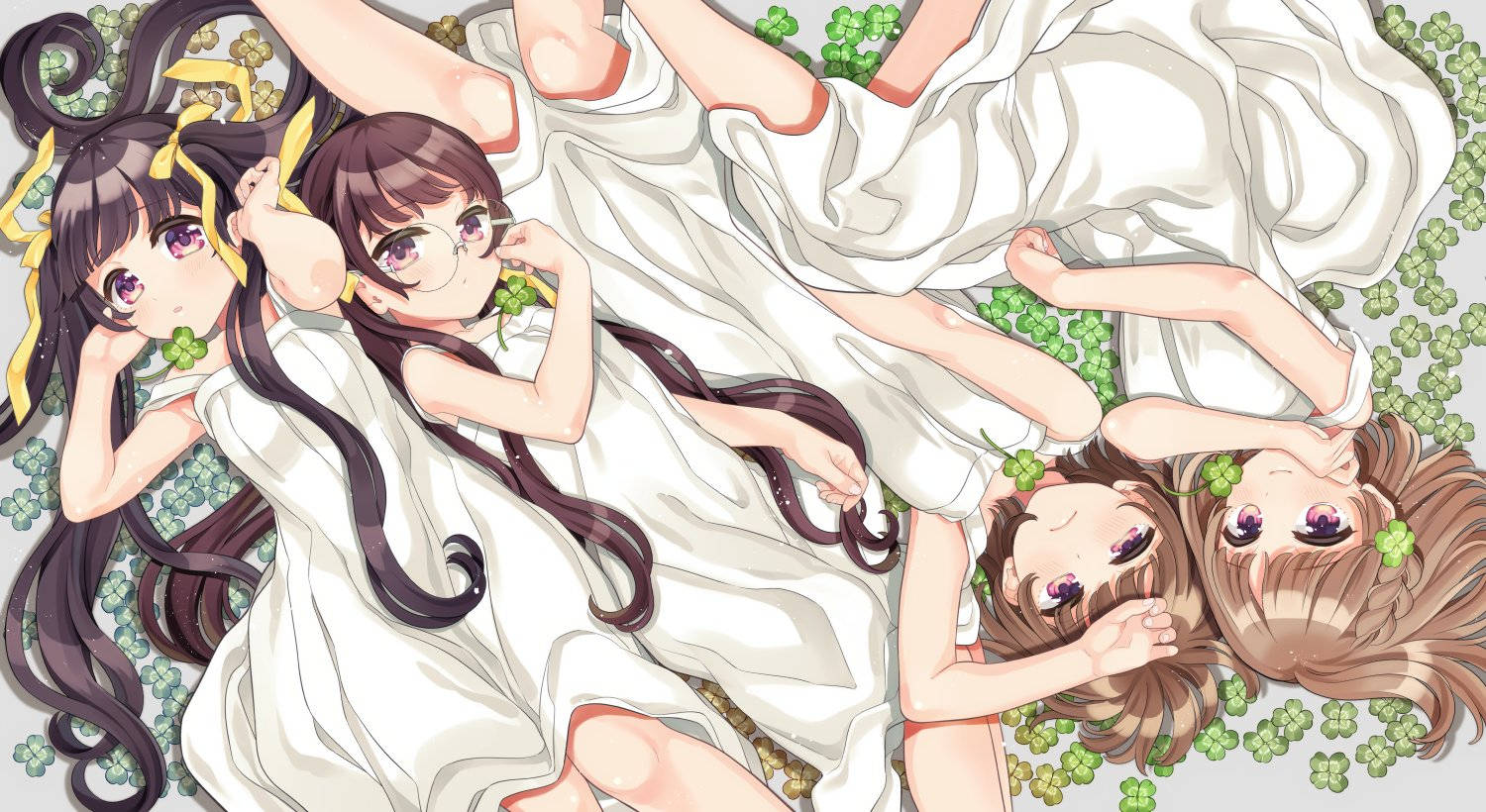 osamake 桌布 壁紙 — 三個穿著白色連衣裙的動漫女孩，帶著俏皮的表情躺在綠色三葉草叢中。