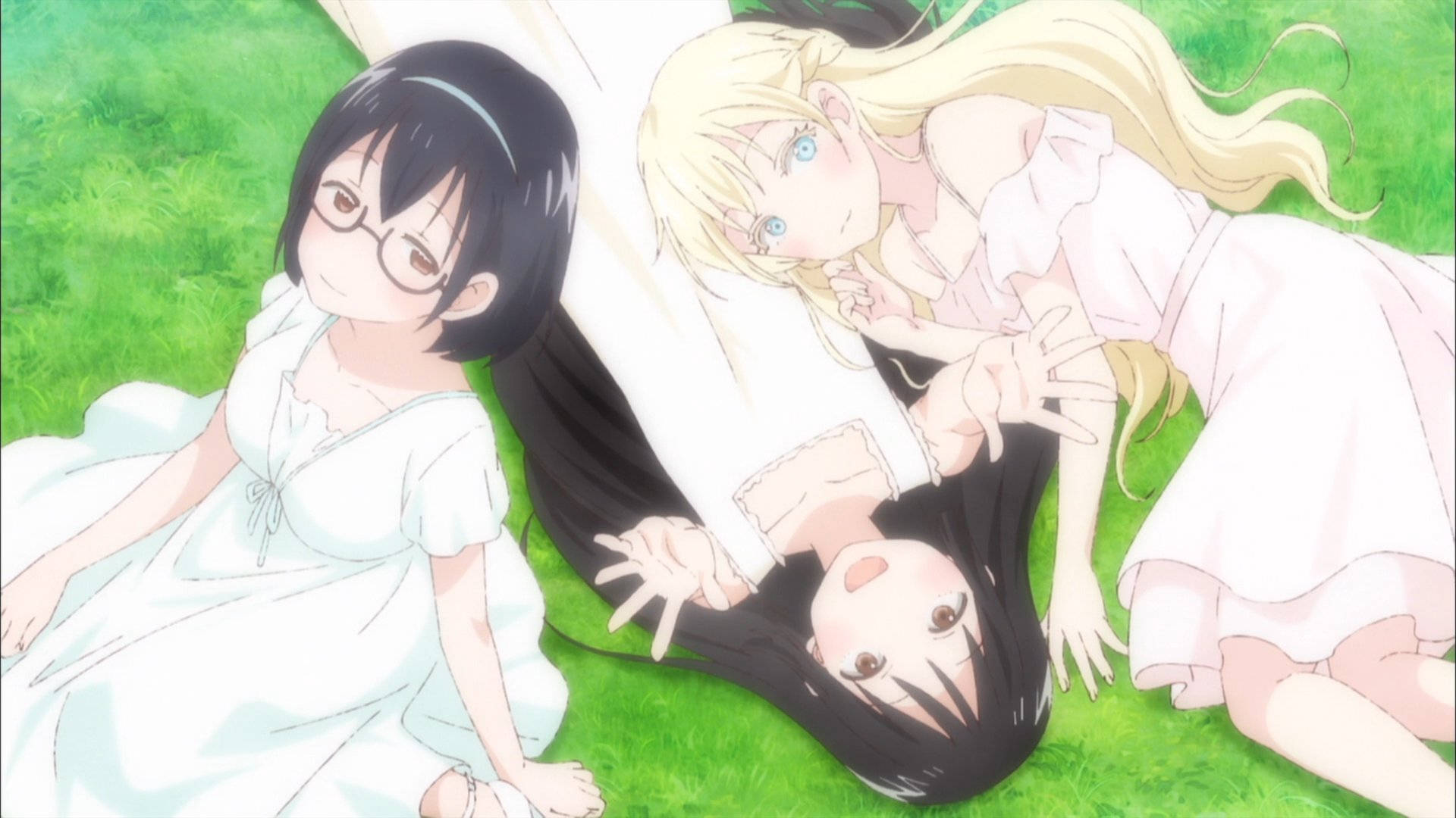 asobi asobase 桌布 壁紙 — 三個穿著白色連衣裙的動漫女孩在充滿活力的綠色草地上放鬆，柔和的光線穿過樹葉。