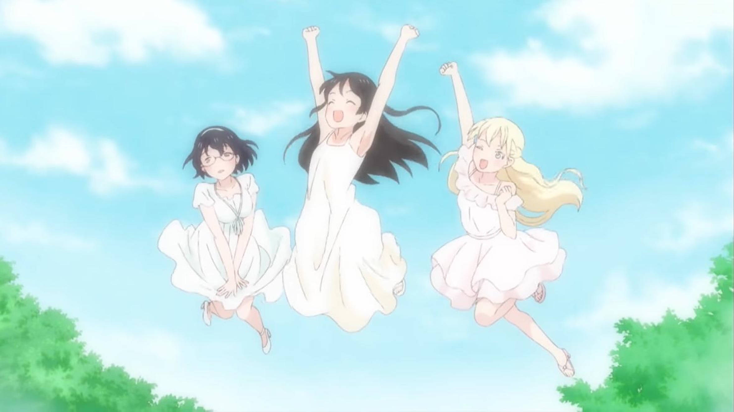 asobi asobase 桌布 壁紙 — 三個穿著白色連衣裙的快樂動漫女孩在明亮的藍天下跳躍，天空中有蓬鬆的雲朵和下面的綠樹。