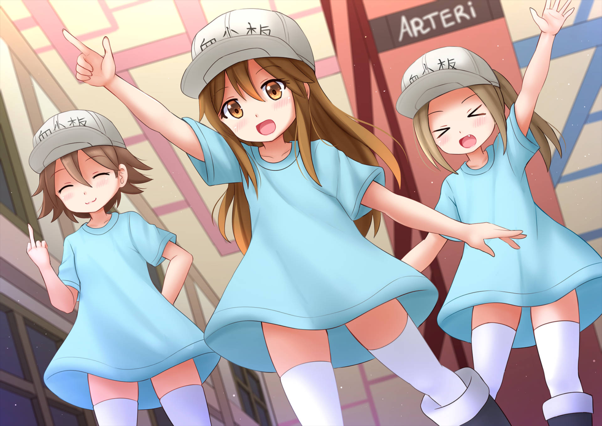 Work 桌布 壁紙 — 三個穿著相配藍色服裝和帽子的開朗動漫女孩，在風格化的城市背景下充滿活力地擺姿勢。