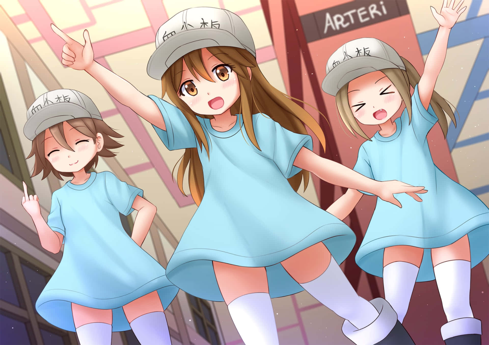 Cells At Work 桌布 壁紙 — 三個穿著相配藍色服裝和帽子的開朗動畫女孩，在色彩繽紛的城市背景下擺出俏皮的姿勢。