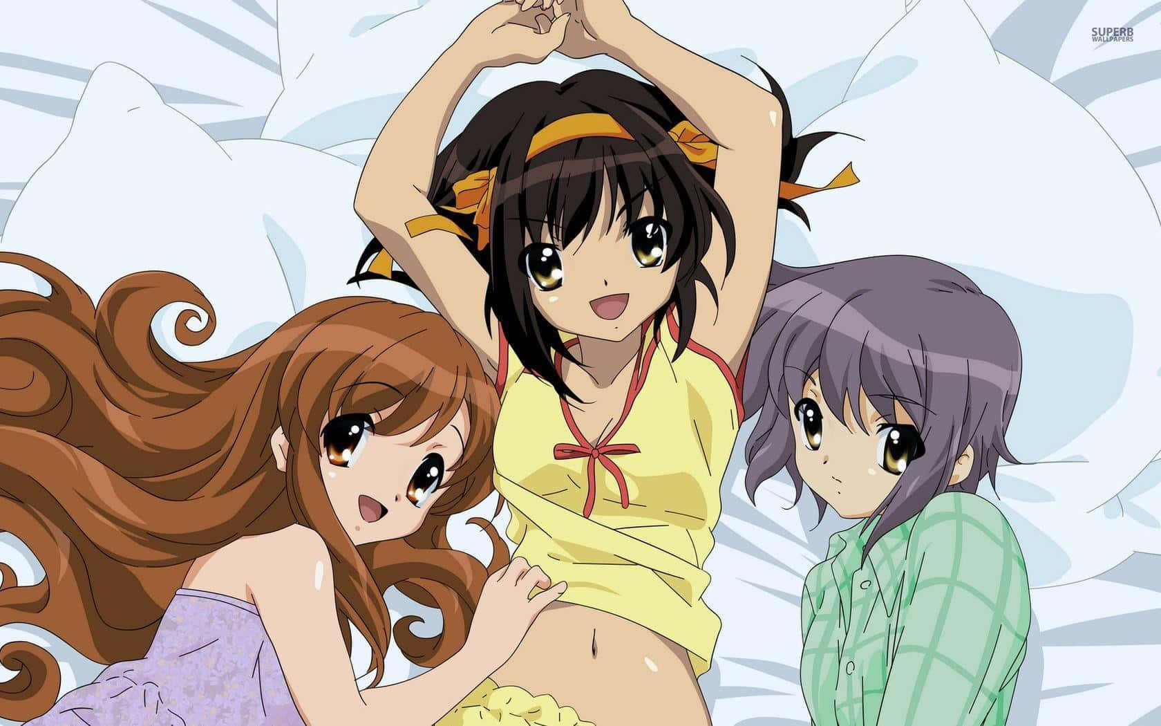The Melancholy Of Haruhi Suzumiya 桌布 壁紙 — 三個穿著睡衣的動漫女孩在柔軟的藍色背景下，在帶有蓬鬆白色枕頭的床上頑皮地擺姿勢。
