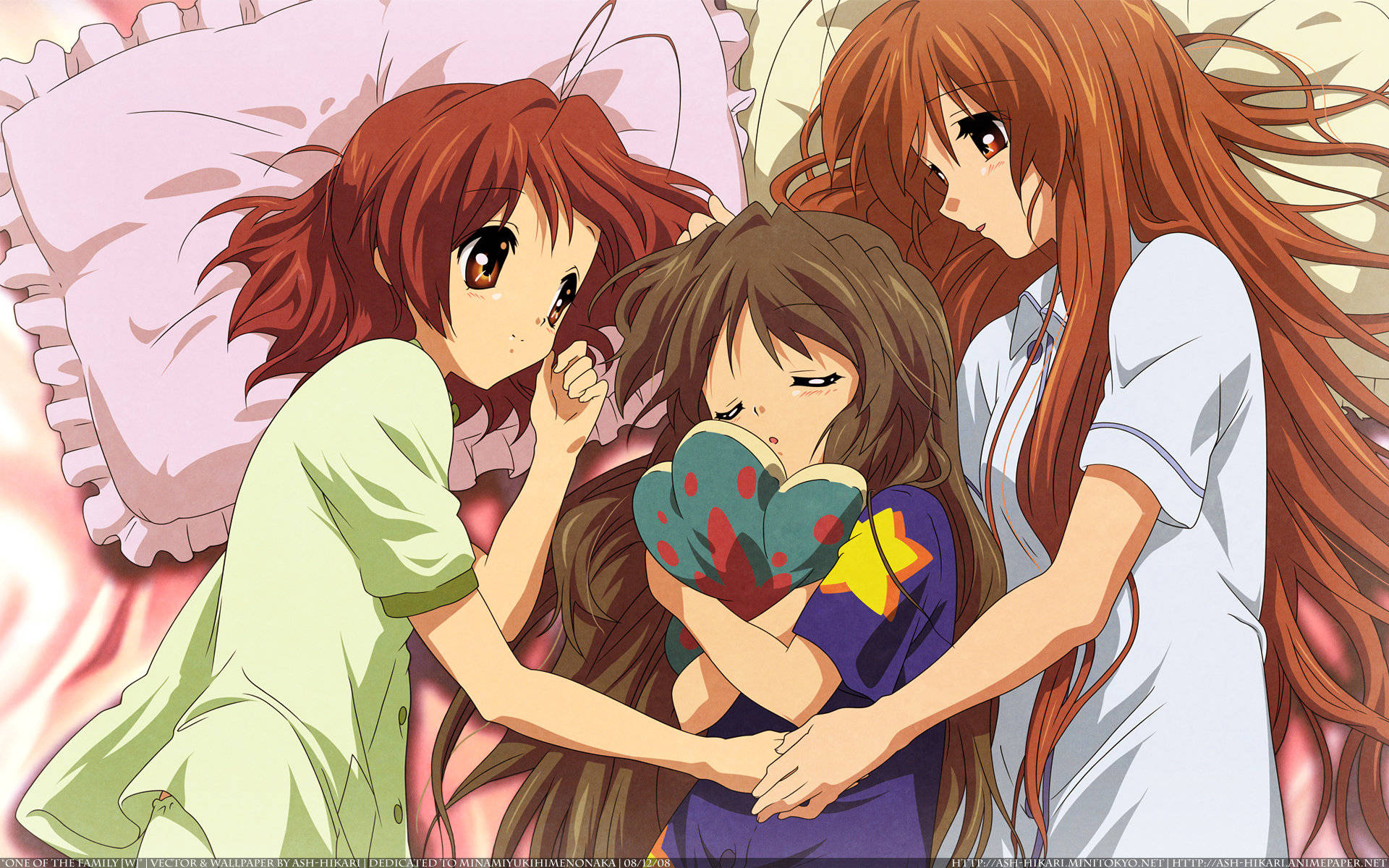 Clannad 桌布 壁紙 — 三個穿著睡衣的動畫女孩在床上依偎在一起，周圍有粉紅色枕頭和溫暖的光芒。