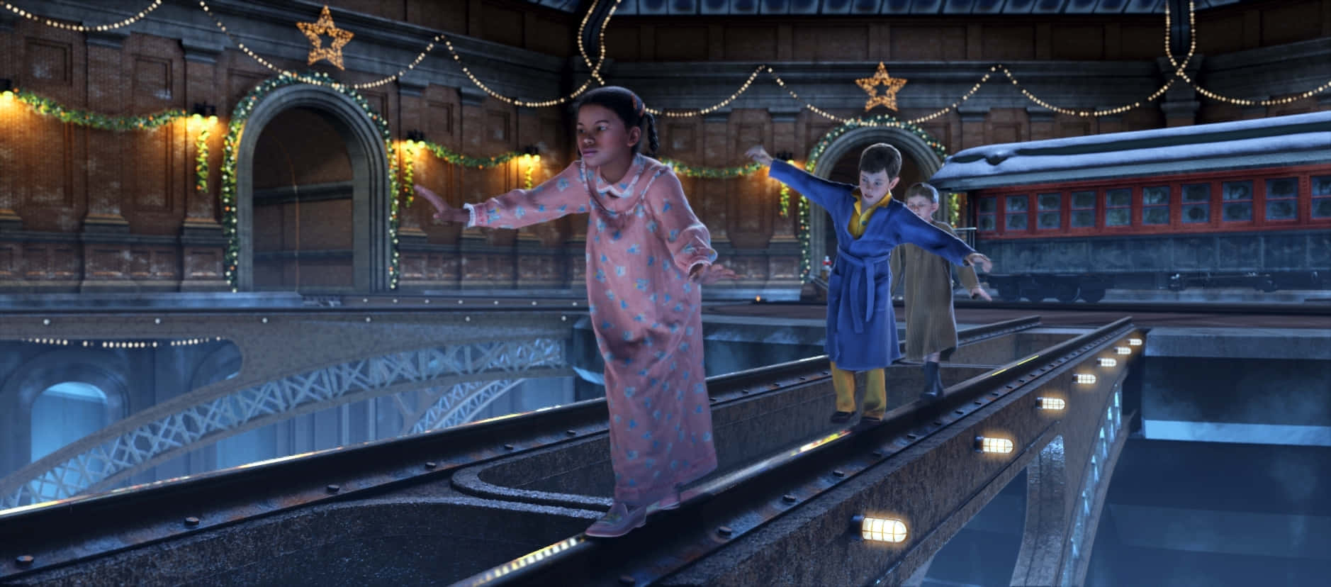 Polar Express 桌布 壁紙 — 三個穿著睡衣的孩子在一個大車站的節日燈飾下，開心地在一條火車軌道上保持平衡。