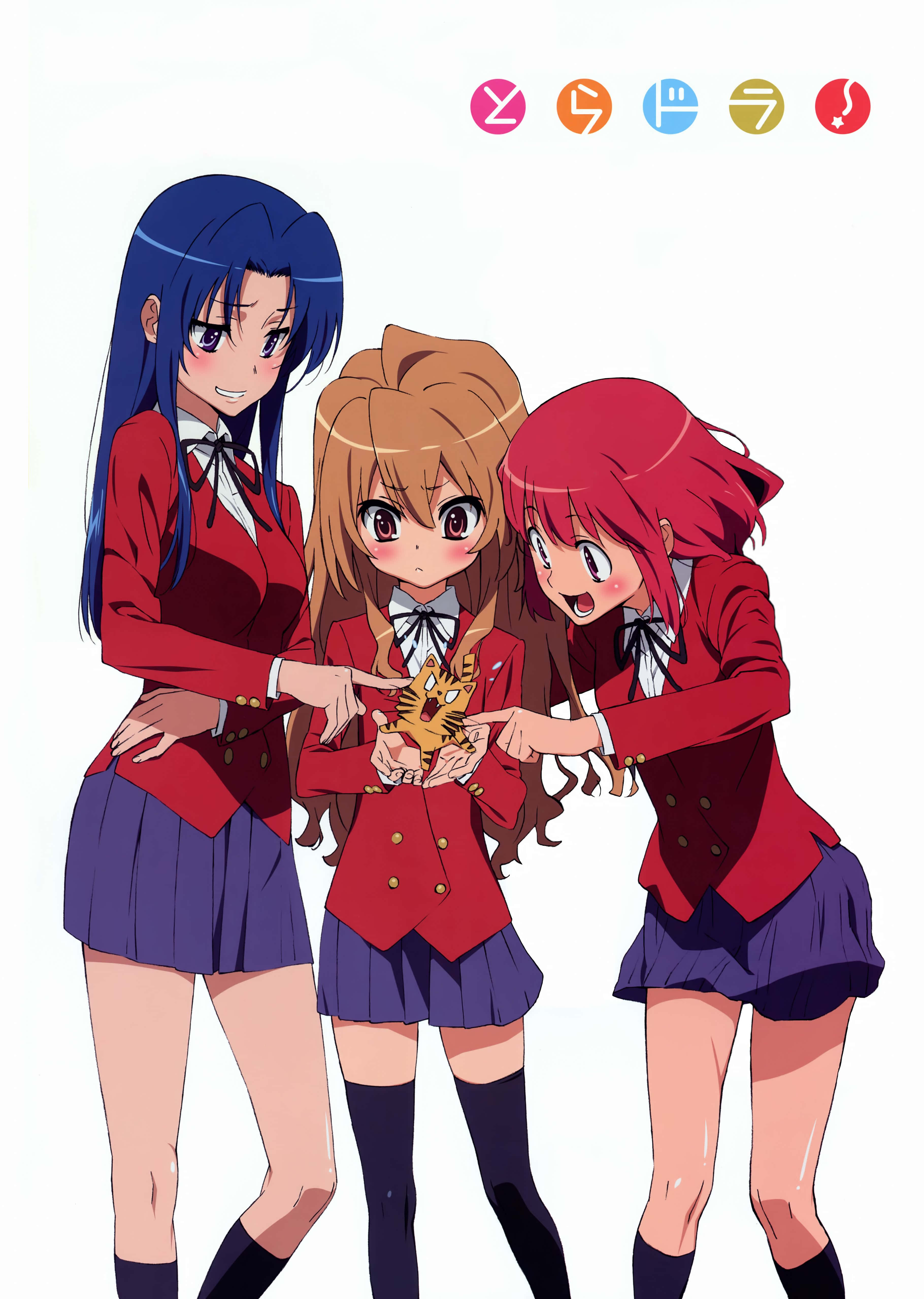 Toradora 桌布 壁紙 — 三個穿著紅色西裝外套和紫色裙子的動漫女孩興奮地聚集在一隻小老虎毛絨玩具周圍。