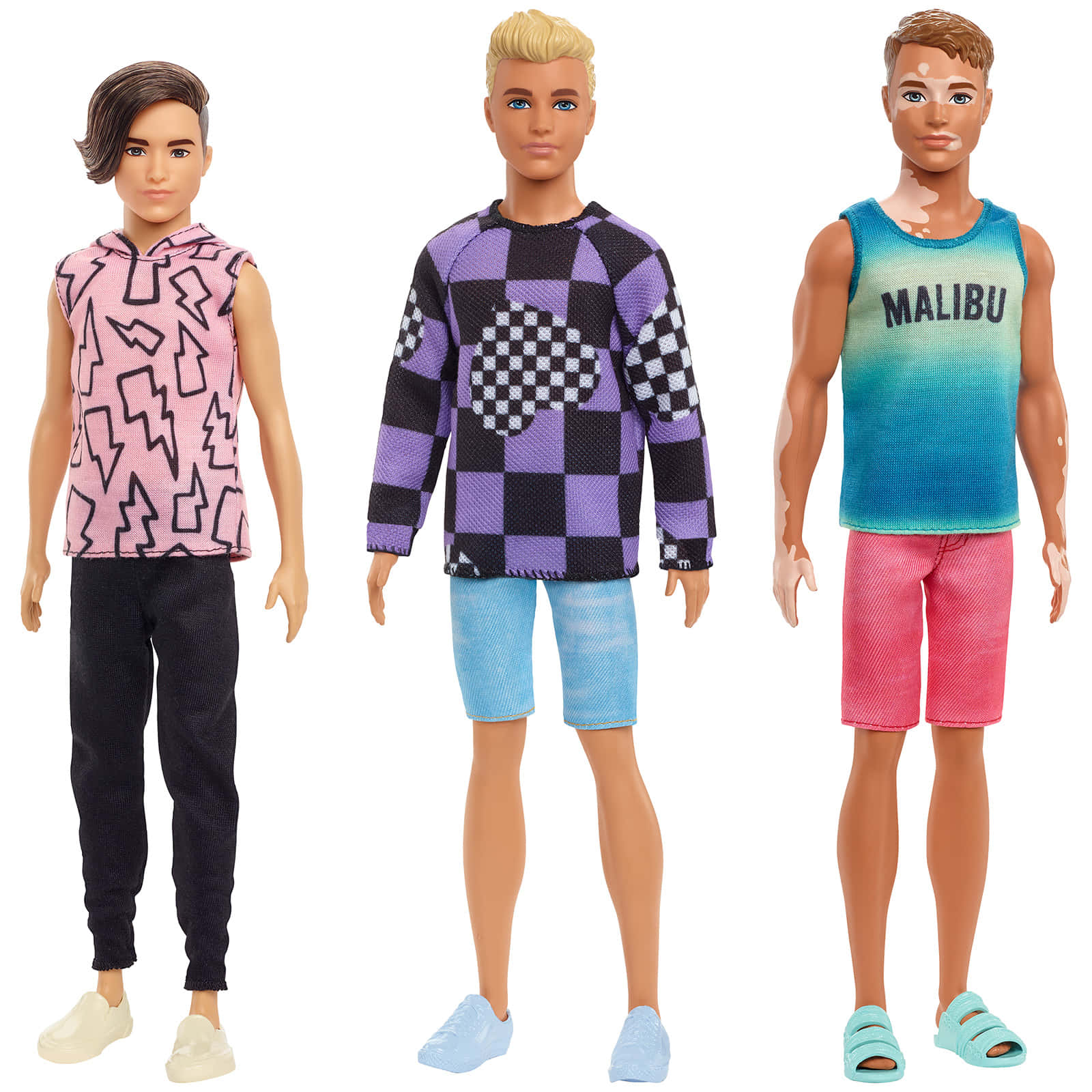 Barbie Doll 桌布 壁紙 — 三個穿著色彩繽紛休閒服裝的芭比肯恩公仔站在純白色背景前。
