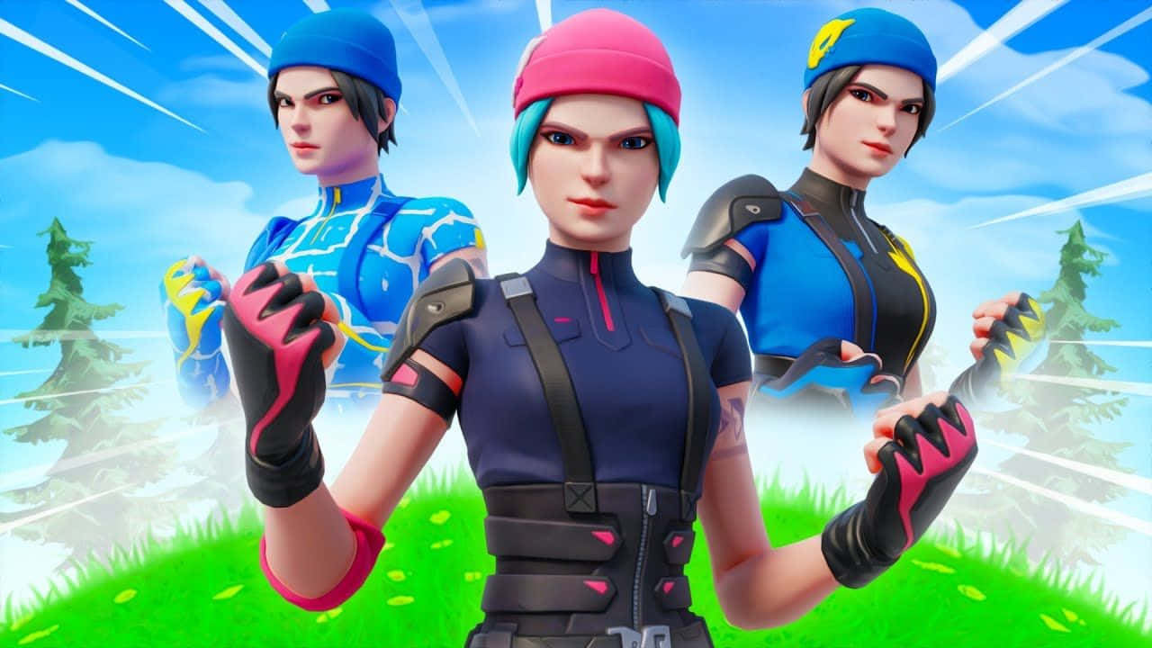 Fortnite 桌布 壁紙 — 三個穿著色彩繽紛服裝的Fortnite角色自信地站在草地上，背景有松樹和明亮的藍天。