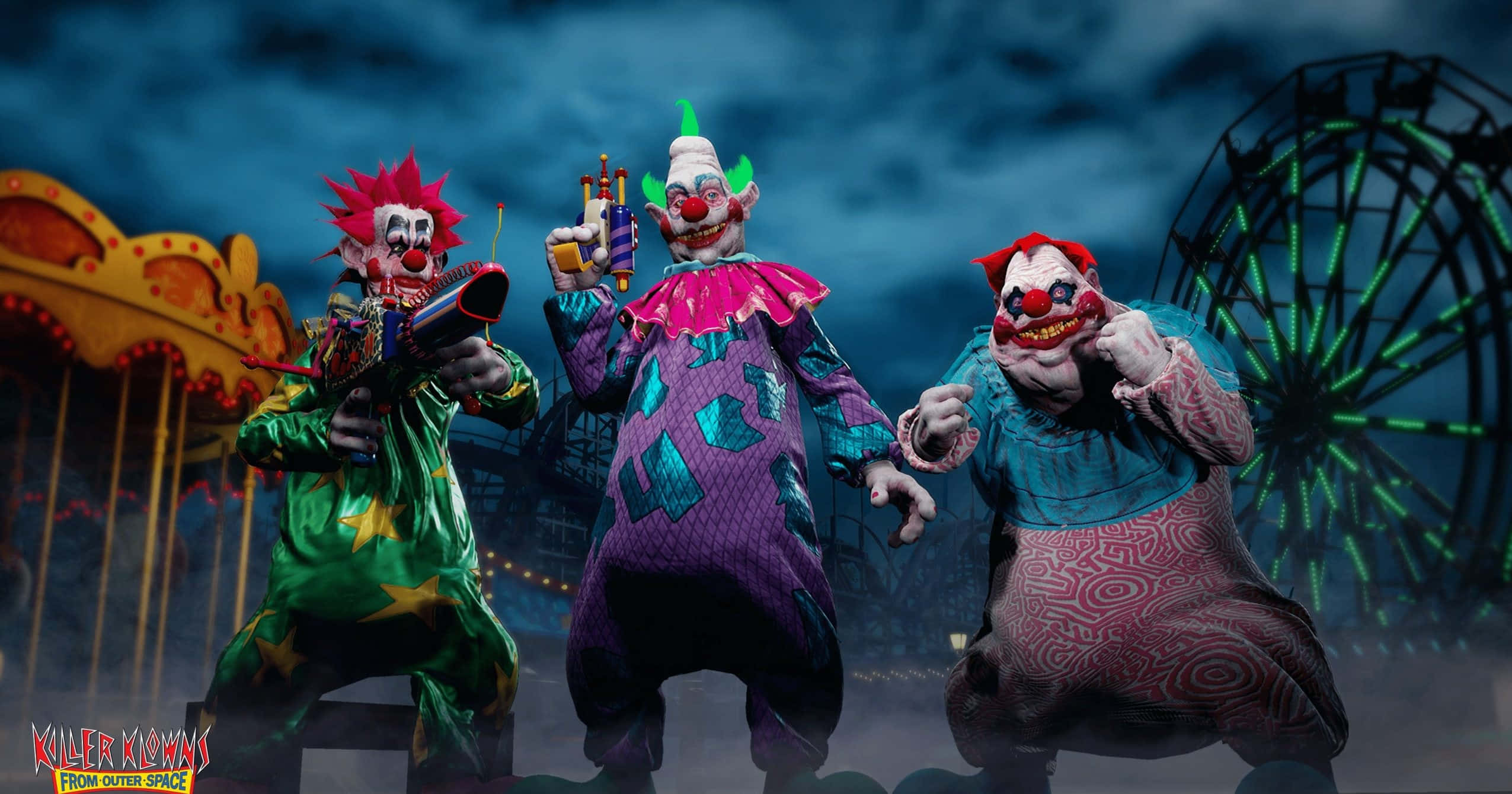 killer klowns from outer space 桌布 壁紙 — 三個穿著色彩繽紛服裝的威脅性小丑，在黑暗嘉年華背景和發光遊樂設施前手持武器擺姿勢。