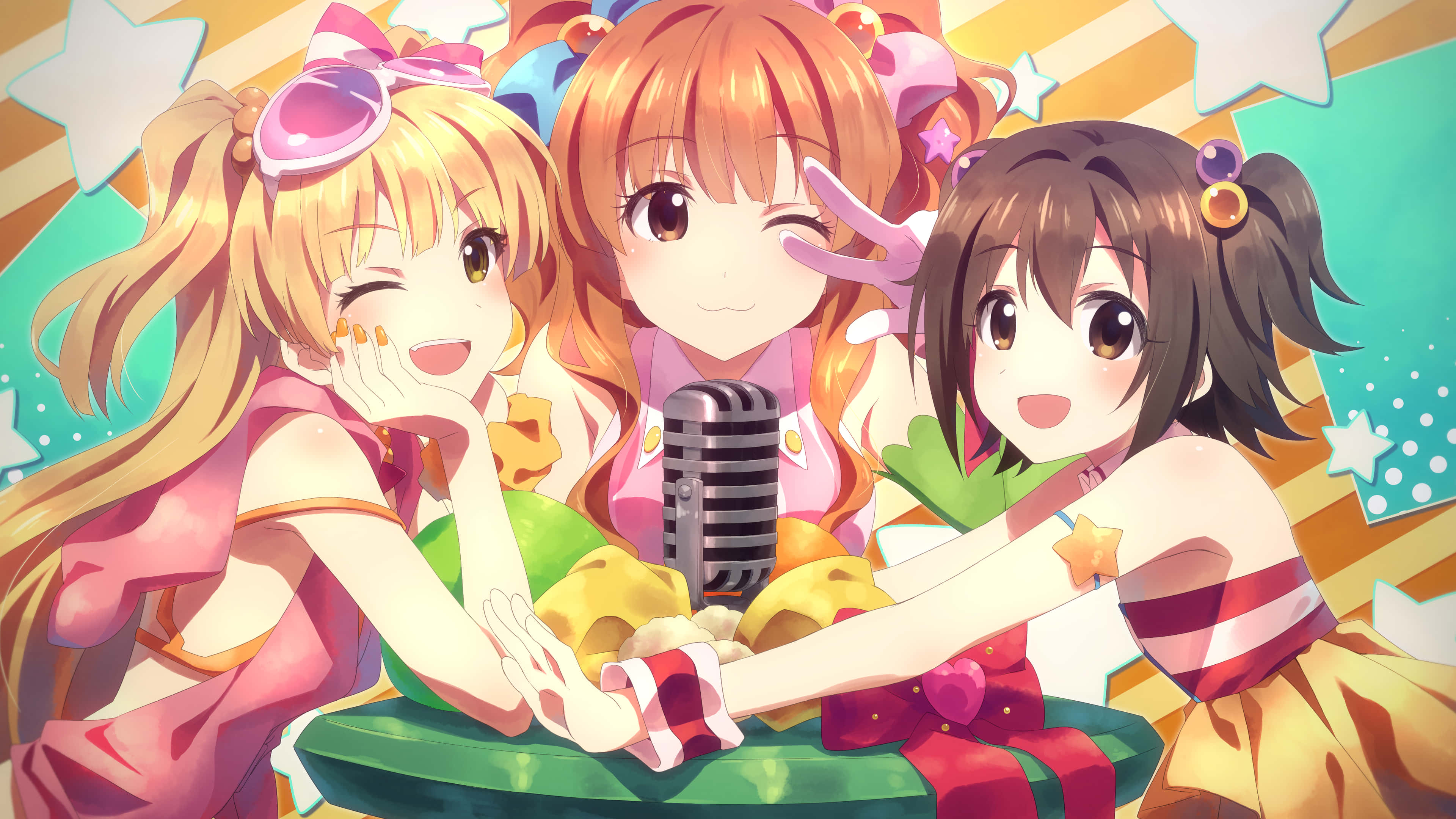 Anime Group 桌布 壁紙 — 三個穿著色彩繽紛服裝的開朗動畫女孩在星星背景的麥克風周圍擺姿勢。