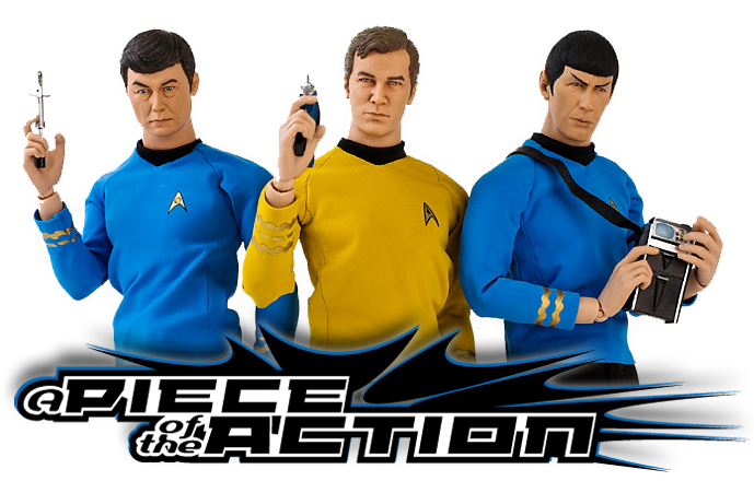史巴克 桌布 壁紙 — 三個穿著藍色和黃色制服的Star Trek動作人偶，在風格化黑白背景前手持標誌性道具。
