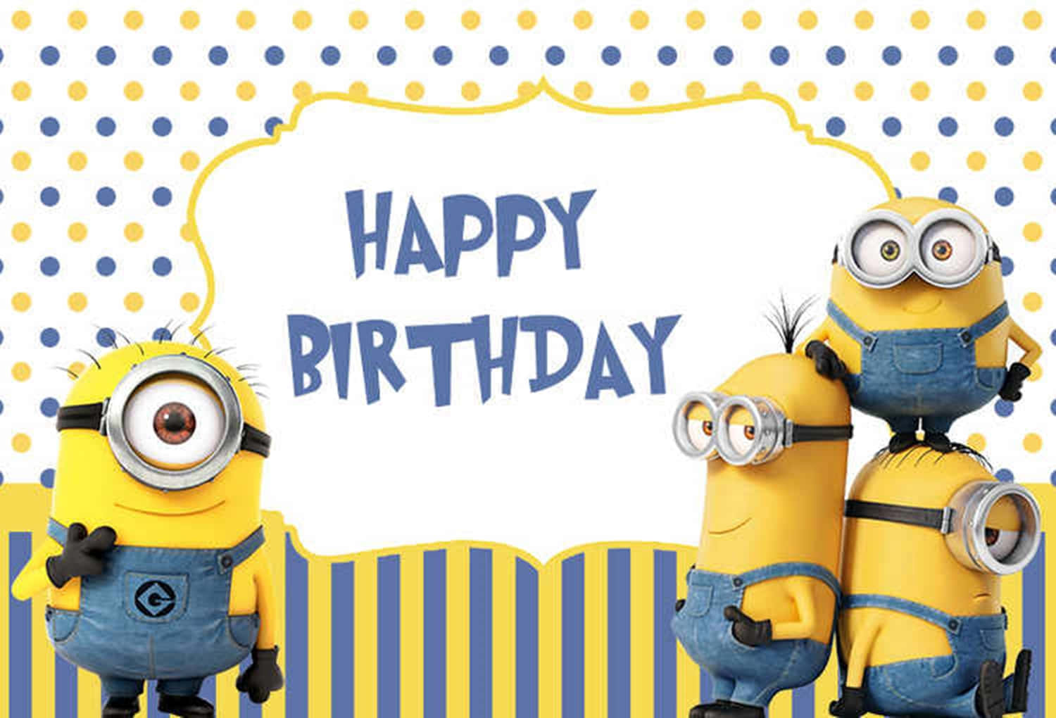 Minion Birthday 桌布 壁紙 — 三個穿著藍色工裝褲的開心黃色Minions，在圓點和條紋背景前舉著「Happy Birthday」標誌慶祝。