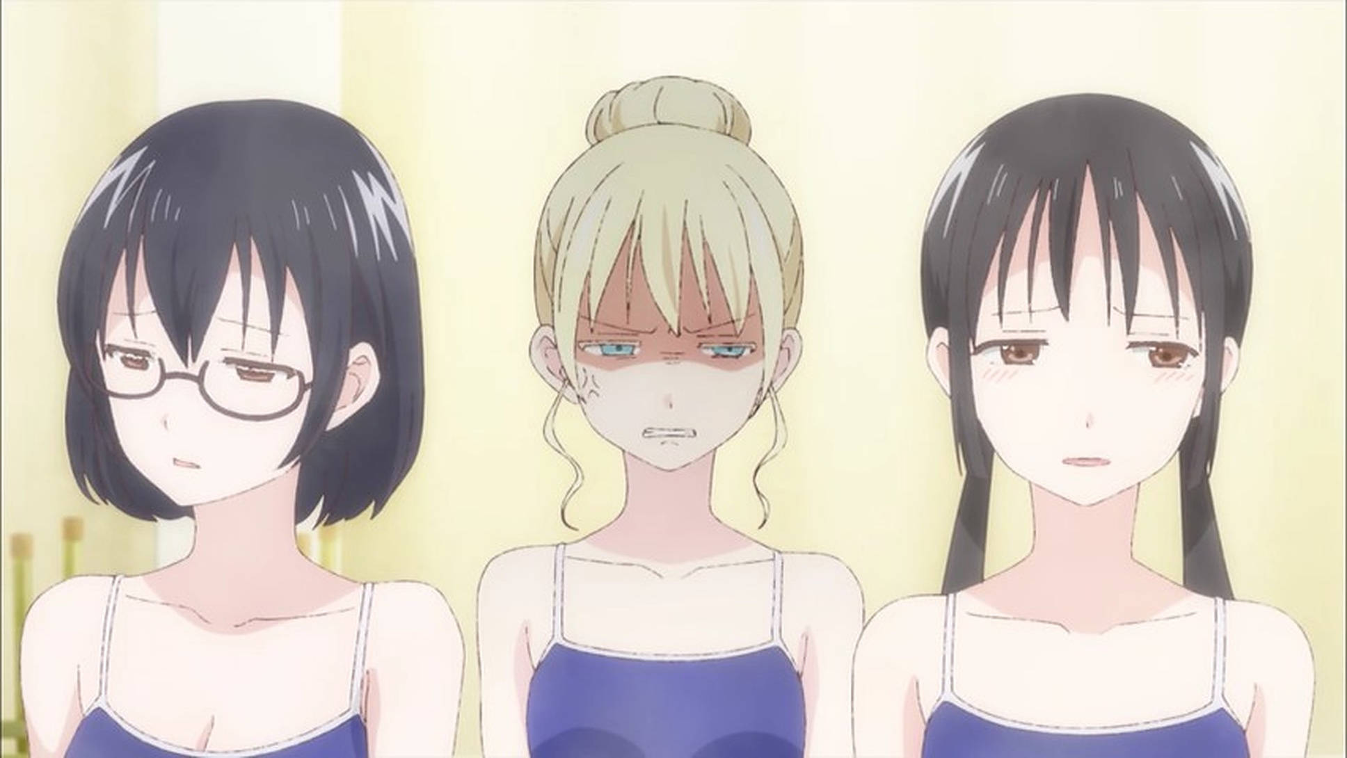 asobi asobase 桌布 壁紙 — 三個穿著藍色背心的動漫女孩並排站立，表情中性，背景是柔和的黃色。