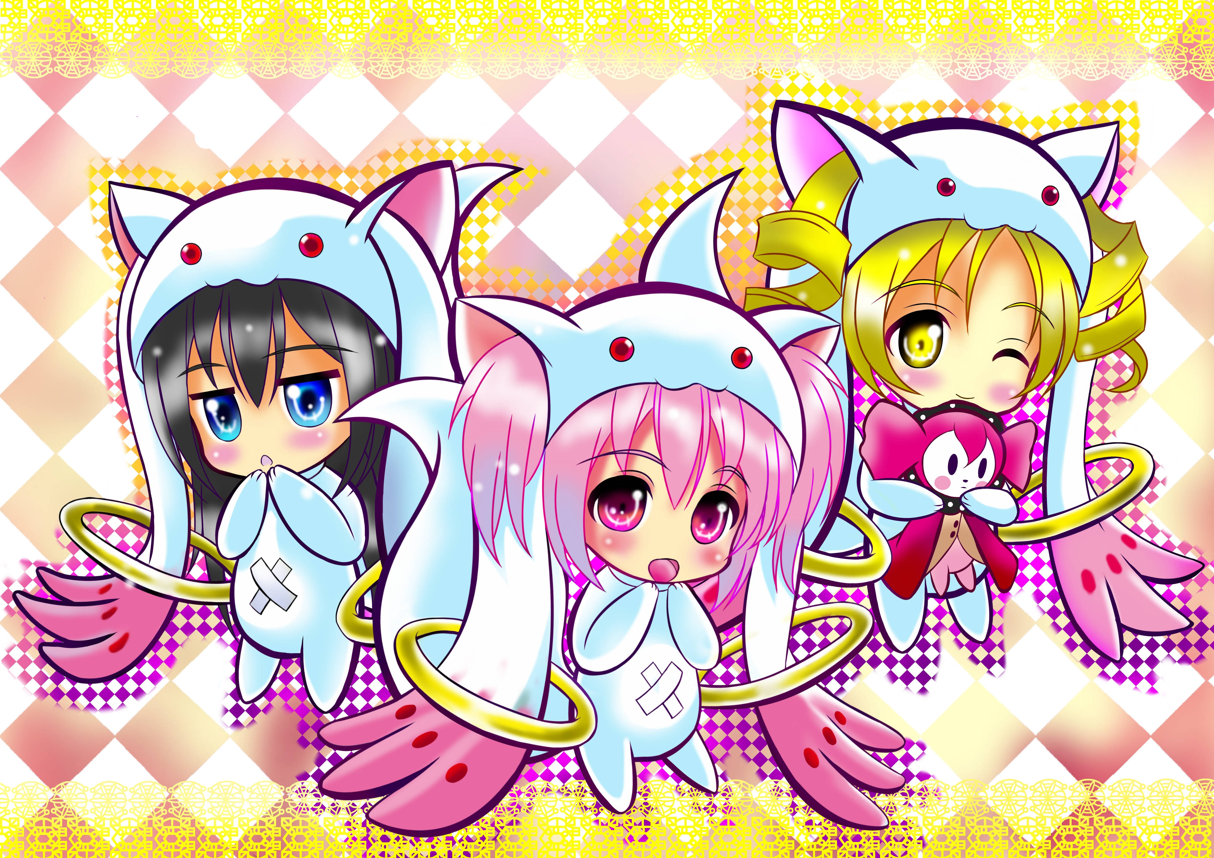 Madoka 桌布 壁紙 — 三個穿著貓咪主題服裝的Q版動漫女孩，在充滿活力的格子背景上漂浮，帶有金色光環。
