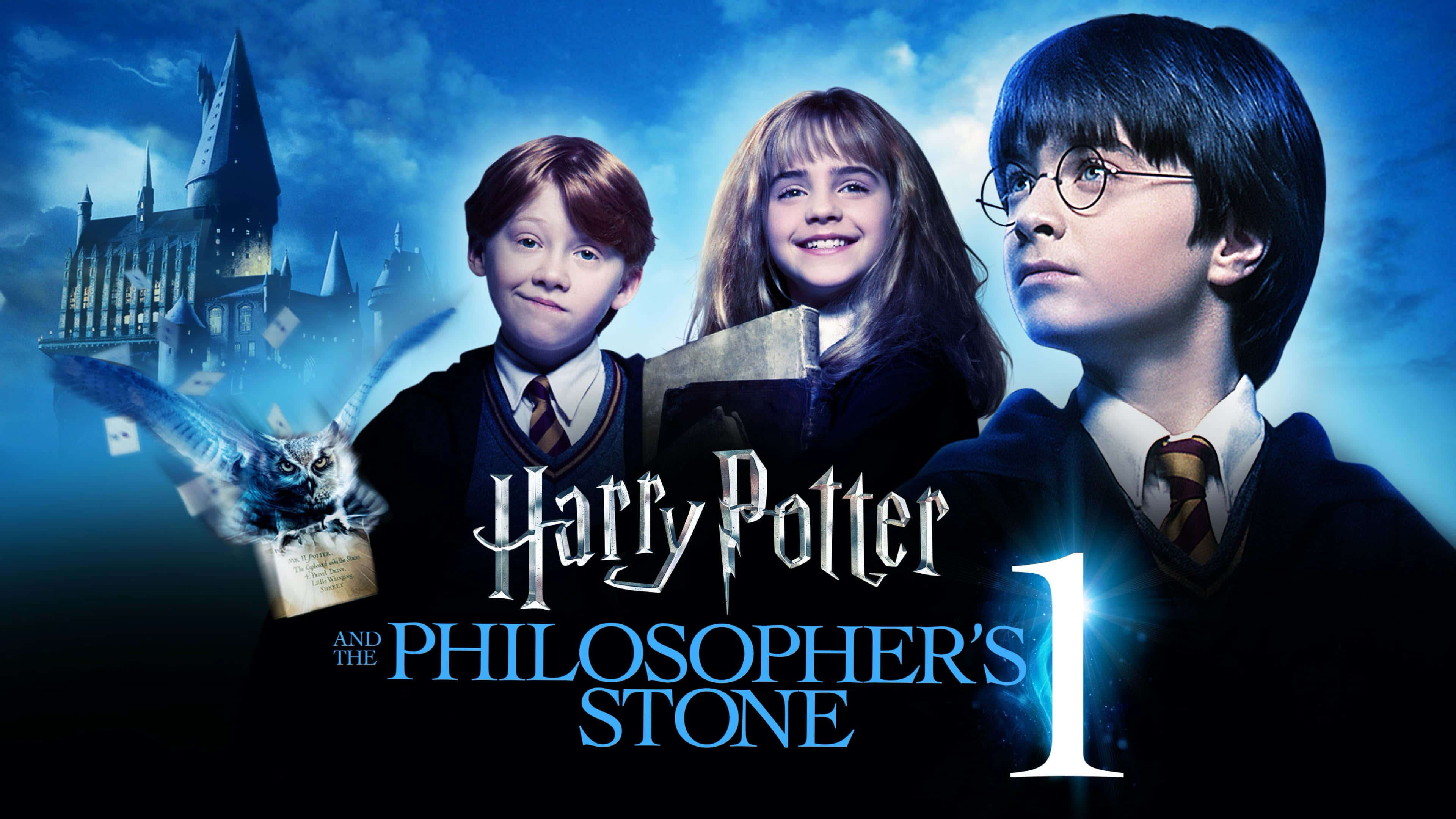 The Philosopher's Stone 桌布 壁紙 — 三個穿著霍格華茲制服的年輕巫師站在城堡前，一隻雪鴞叼著信飛過。