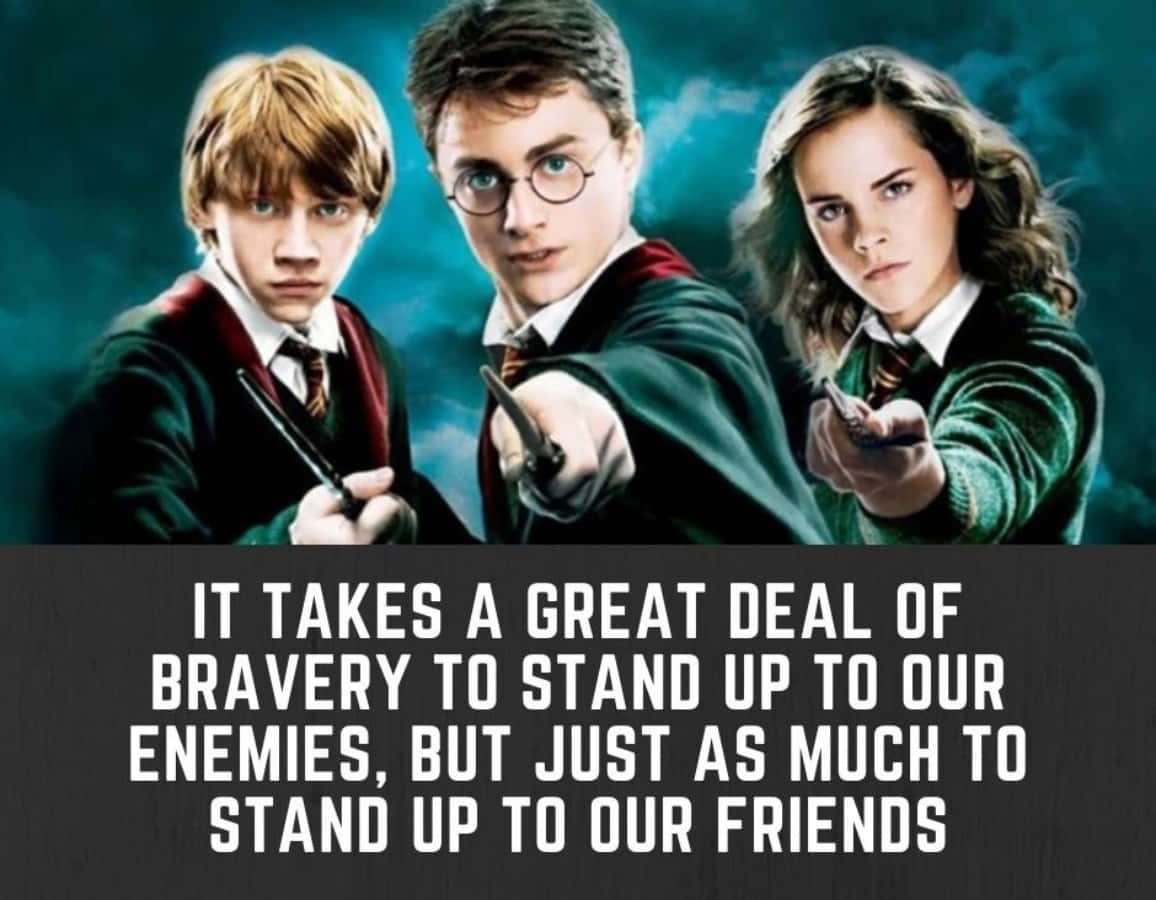 Harry Potter Quotes 桌布 壁紙 — 三個穿著霍格華茲長袍的哈利波特角色，在深藍綠色背景下，以堅定的表情將魔杖指向前方。