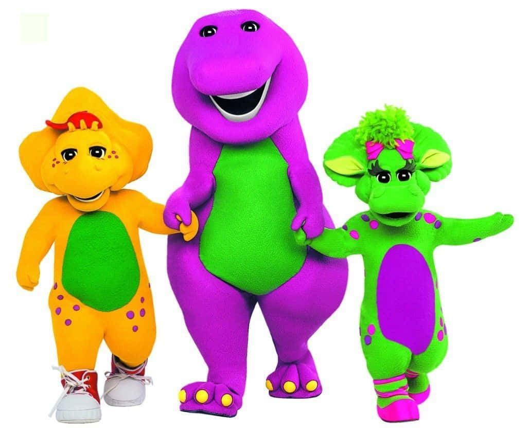 Pbs Kids 桌布 壁紙 — 三個穿著鮮豔服裝的開心 Barney 和朋友角色在白色背景前手牽手。